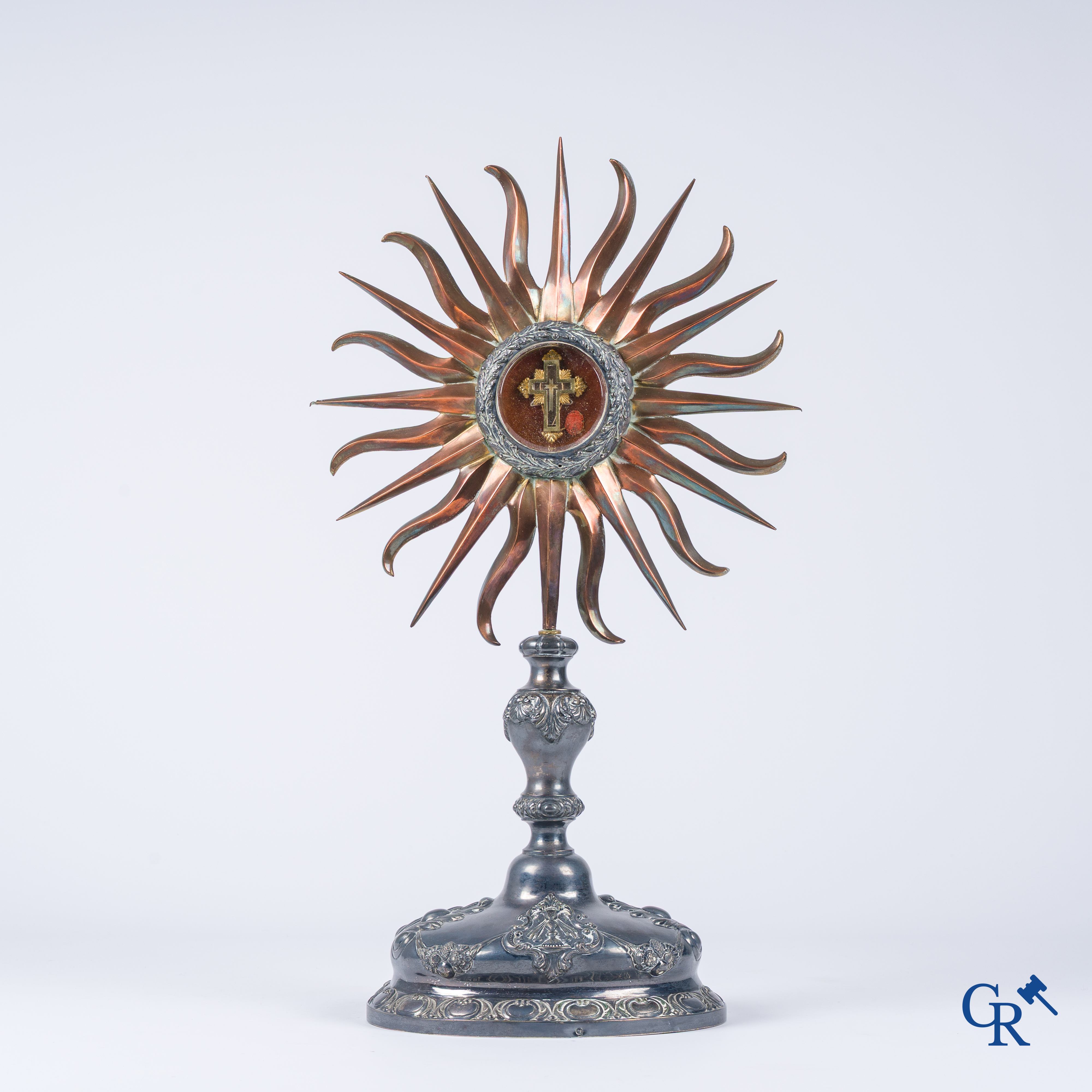 Religieuze objecten, een reliekhouder met stralenkrans in zilver en messing. Meerdere keurmerken, zilver 2de gehalte.