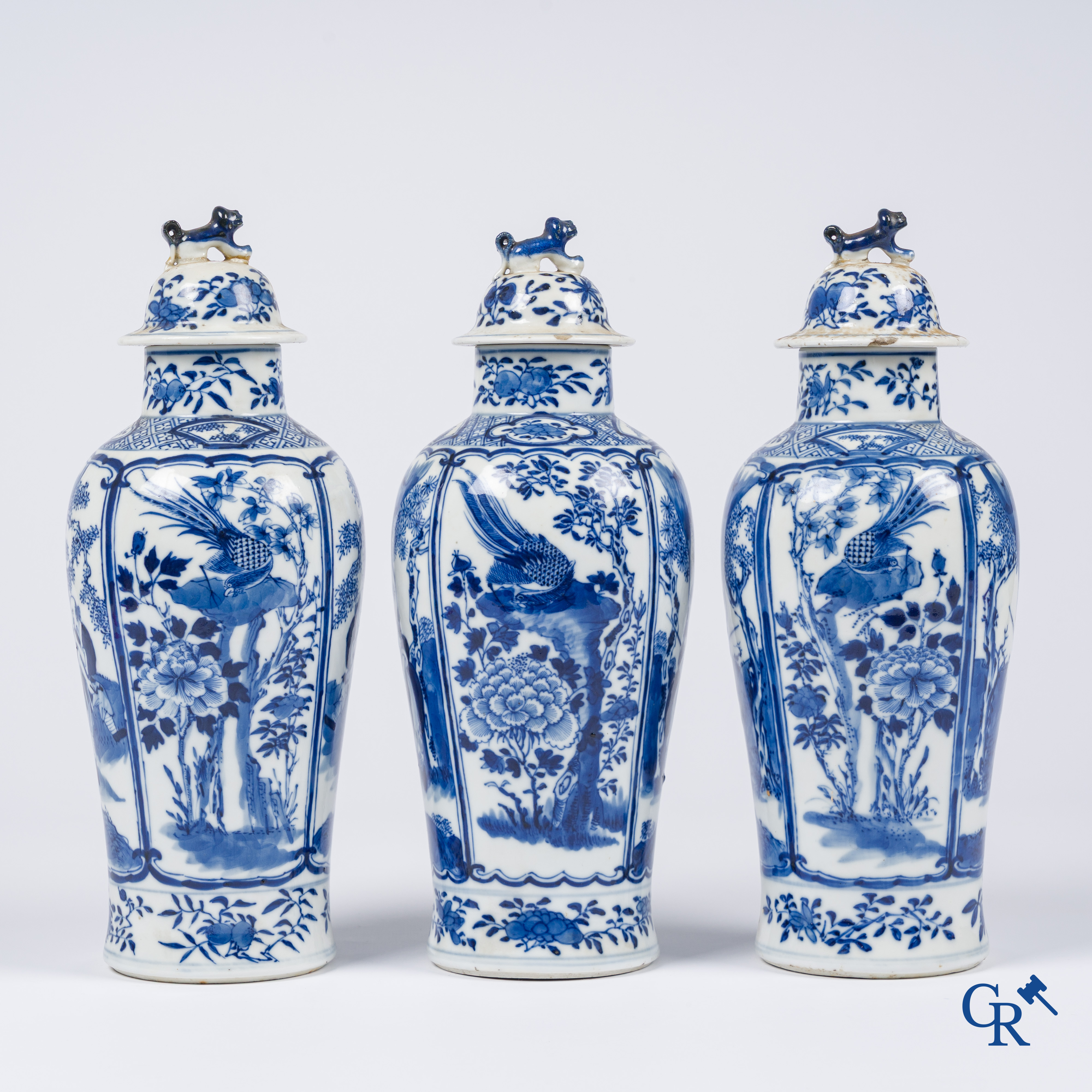 Aziatica, Chinees porselein. Een reeks van 3 Chinese blauw-wit dekselvazen. Kangxi-merk.