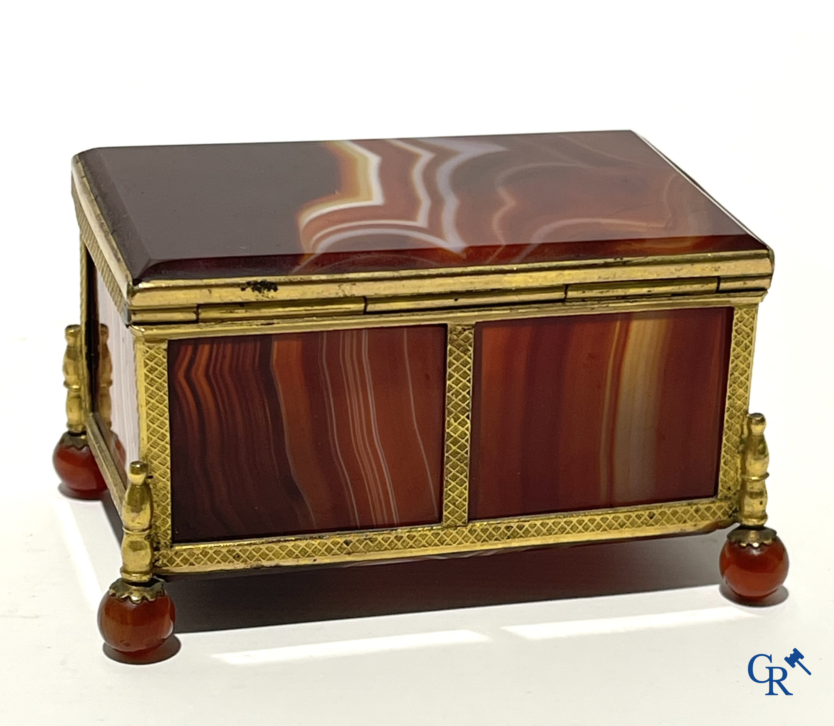 Divers lot antiquiteiten, inktpot Napoleon Bonaparte, zilver geldbeugel 18e eeuw, koffertje agaat, enz. 18e en 19e eeuw.