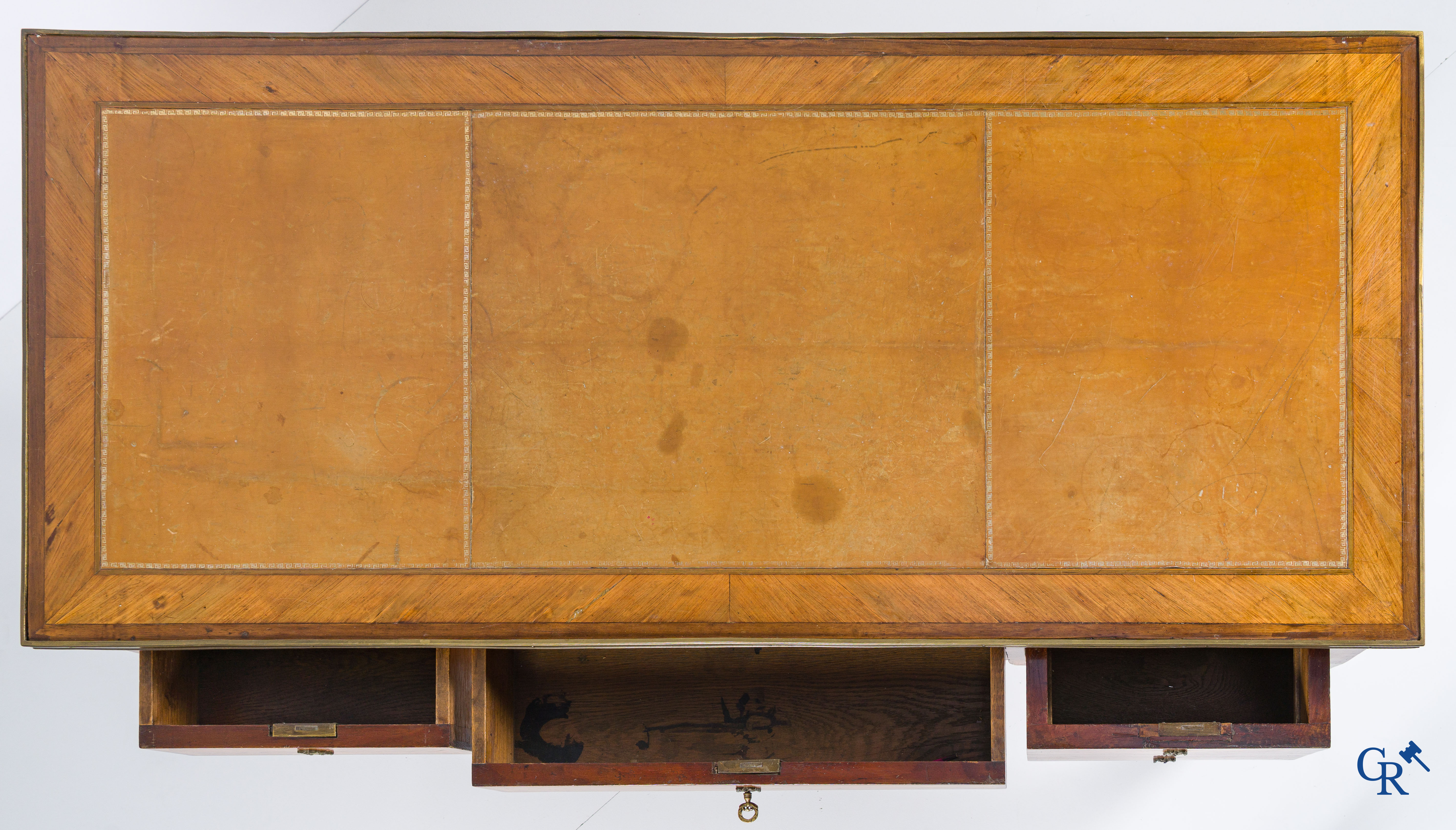 Louis XVI period. Flat desk with 4 drawers in rosewood veneer and marquetry. Late 18th century.