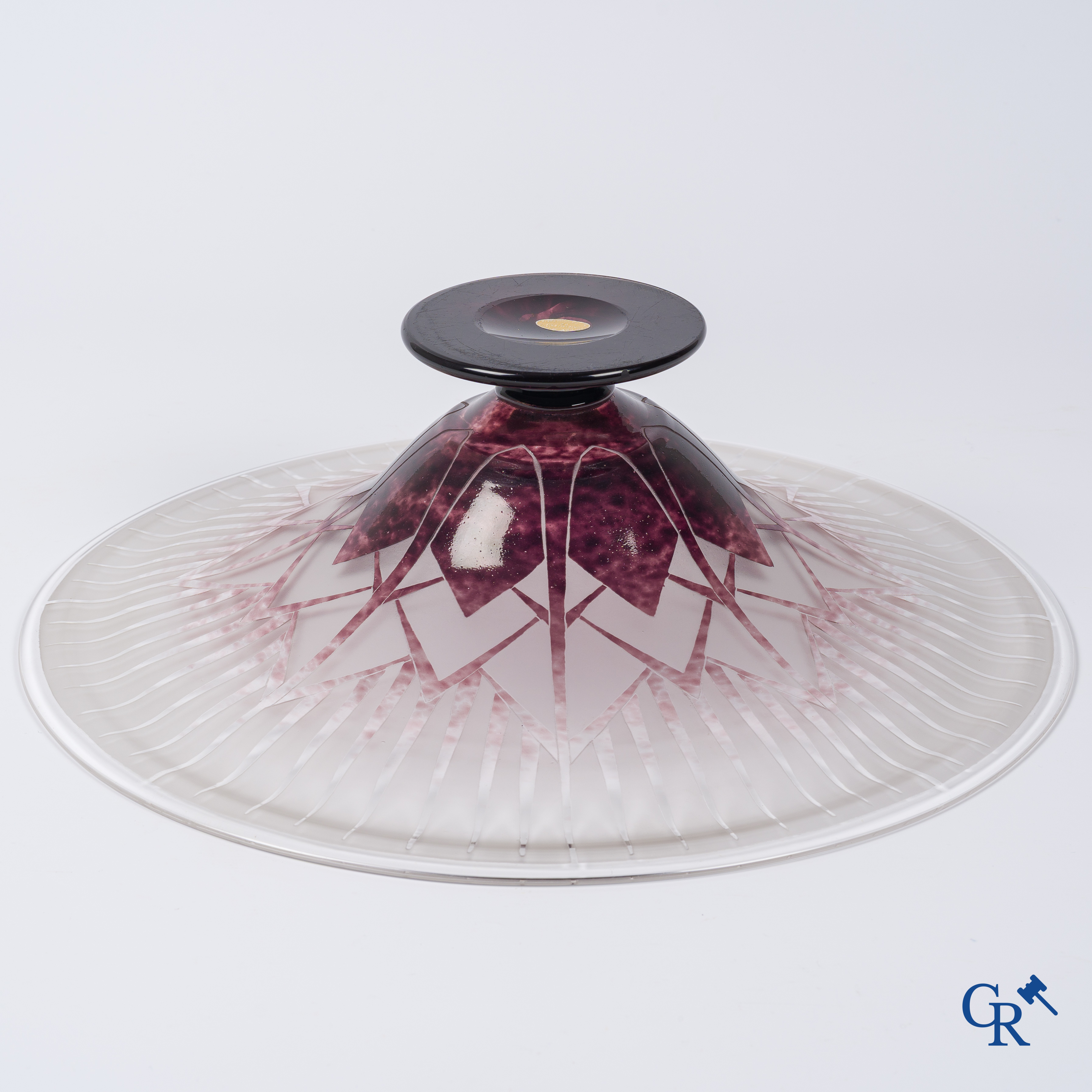 Art Deco, Moser Millot Cristallerie. Een grote schotel op voet in meerkleurig kristal. Gemerkt. Circa 1930.