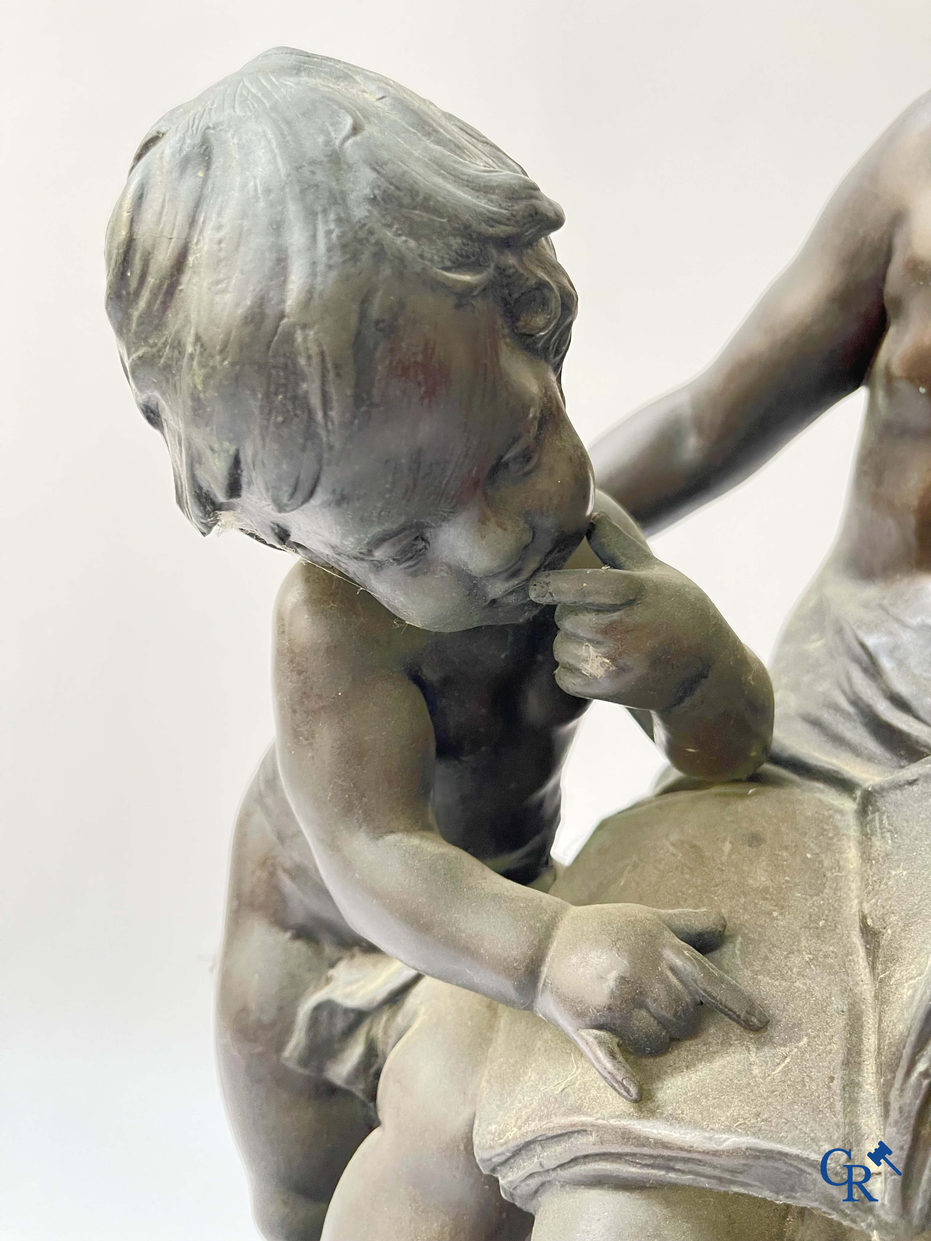 Auguste Moreau (naar) Bronzen beeld op sokkel in groene marmer. Postuum. 20ste eeuw.