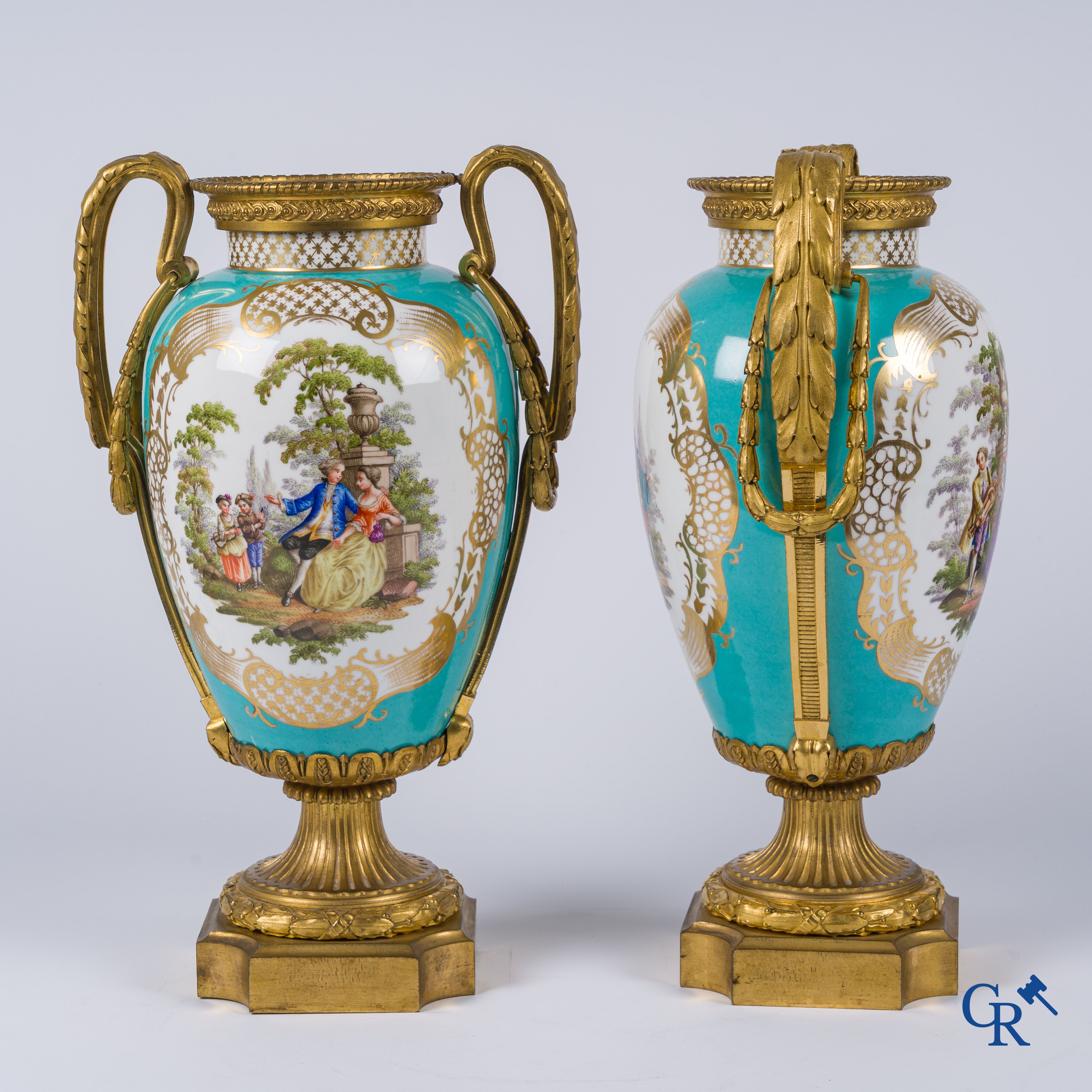 Meissen, een paar vazen met romantische taferelen in porselein en fijn geciseleerde bronzen monturen. LXVI-stijl.
