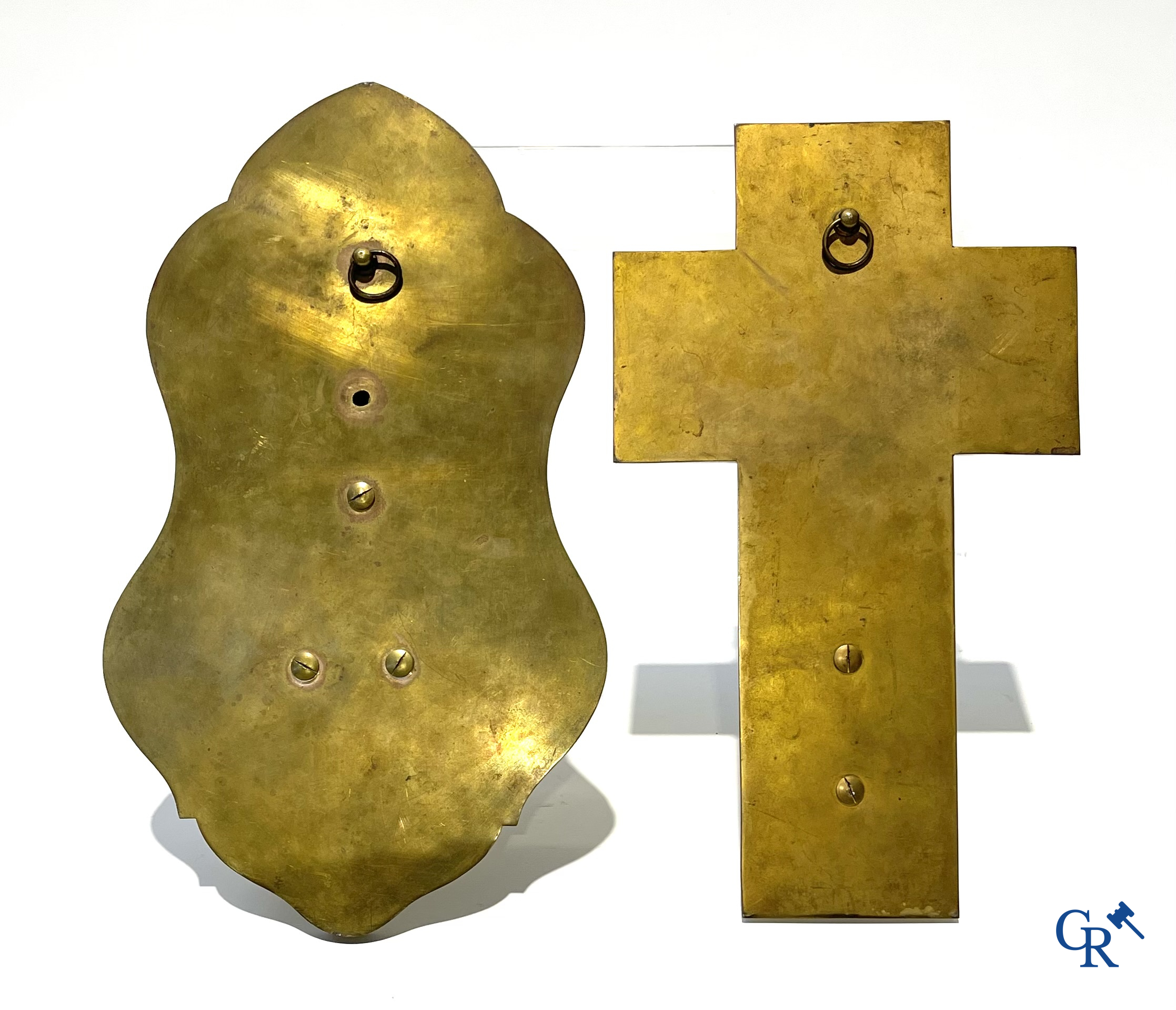 Religieuze objecten, 2 wijwatervaten in brons en cloisonné en een albast beeld van het heilig hart. 19e eeuw.