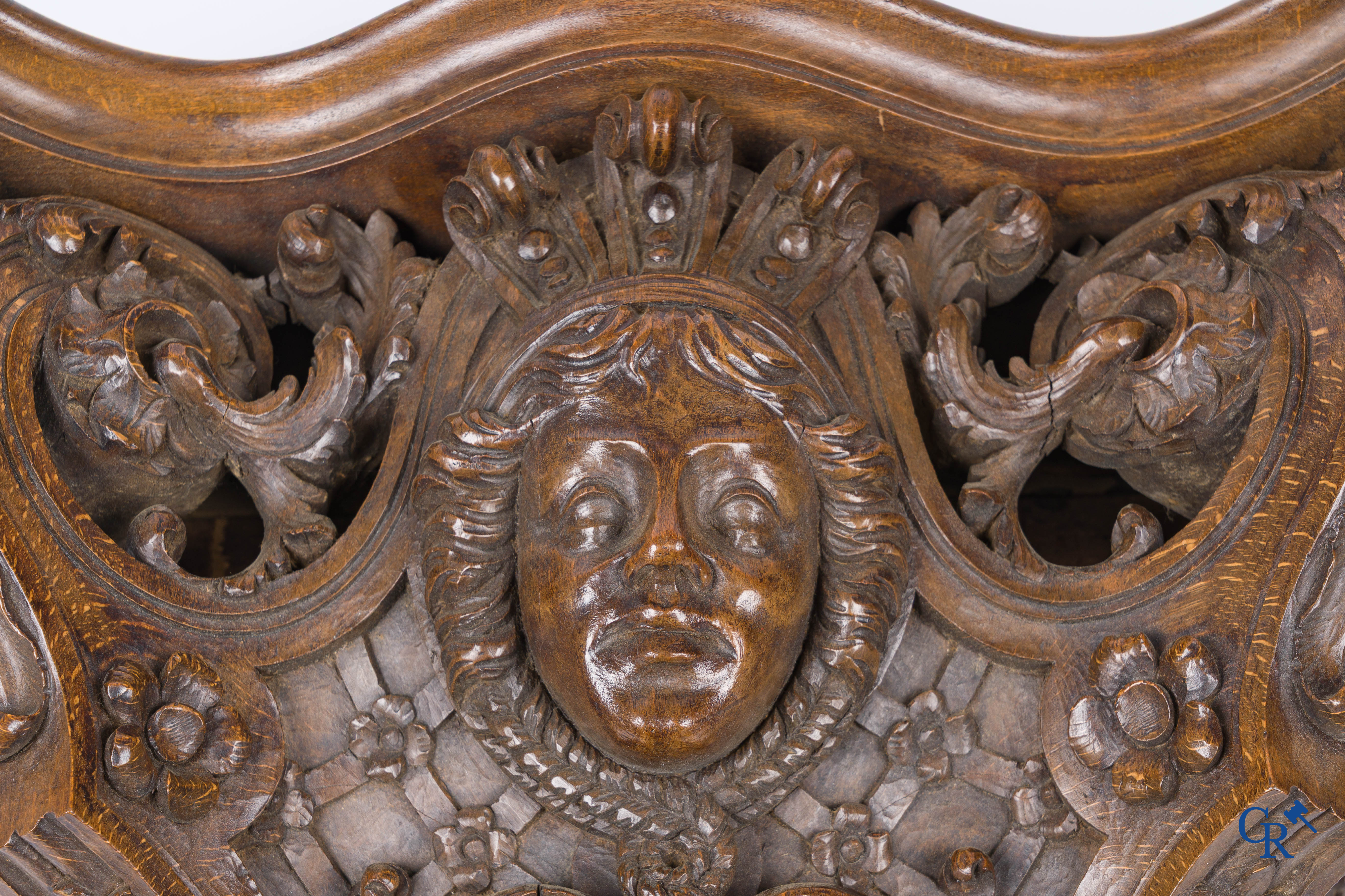 Een rijkelijk gesculpteerde Renaissance-stijl muurconsole in notelaar. 19e eeuw.