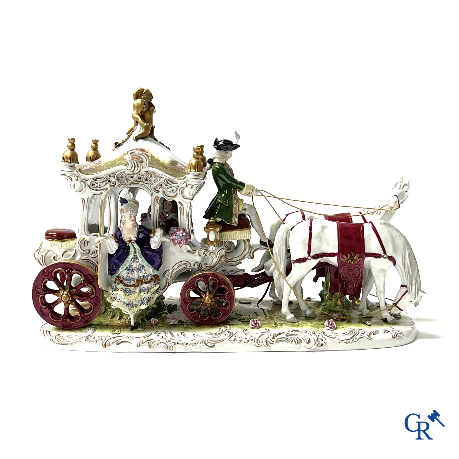 Europees porselein. Een grote praalkoets met paarden in Saksisch porselein. Gemerkt.
