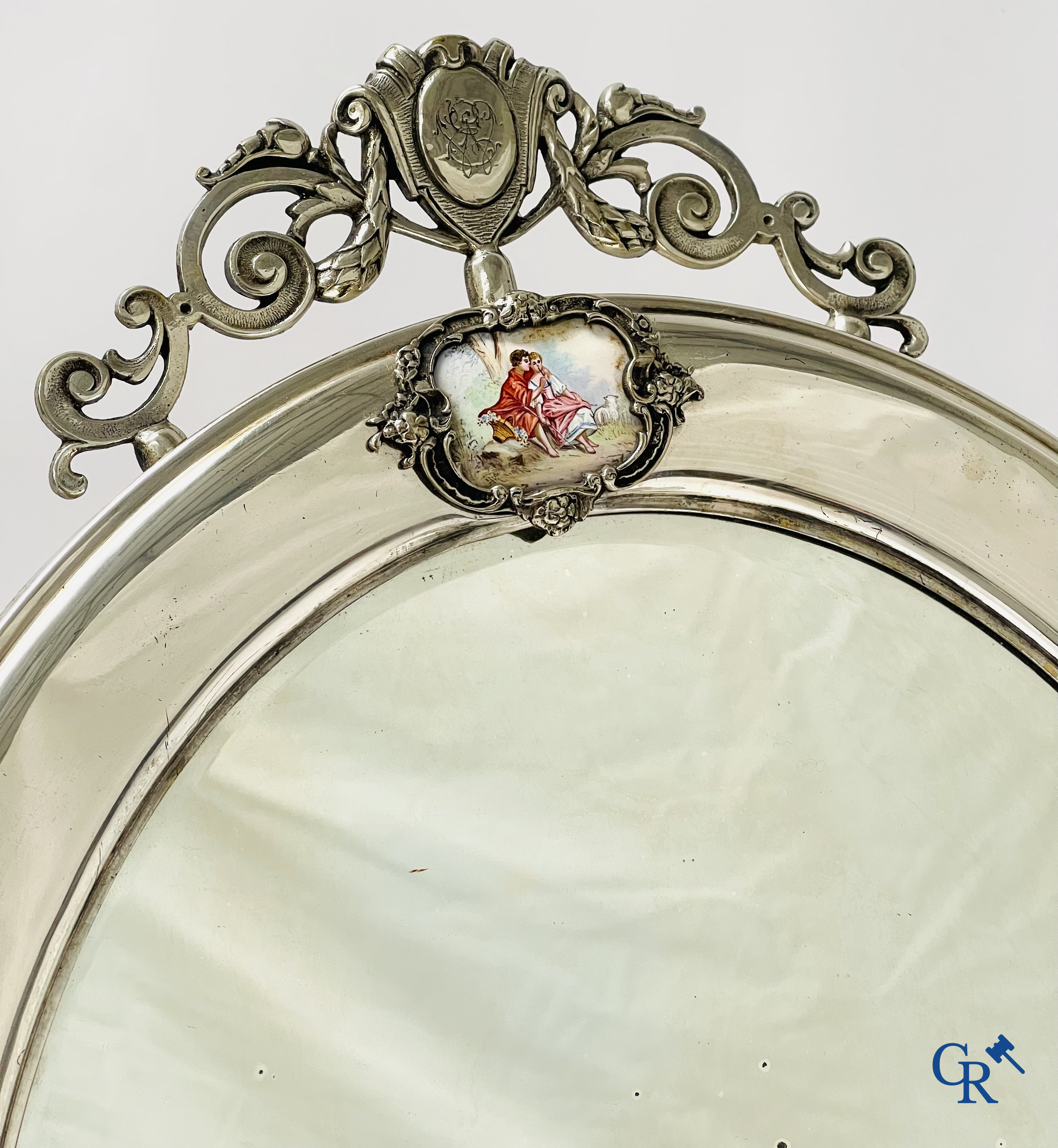 Un ensemble de toilette 7 pièces en métal argenté, cristal finement taillé et plaques émaillées.