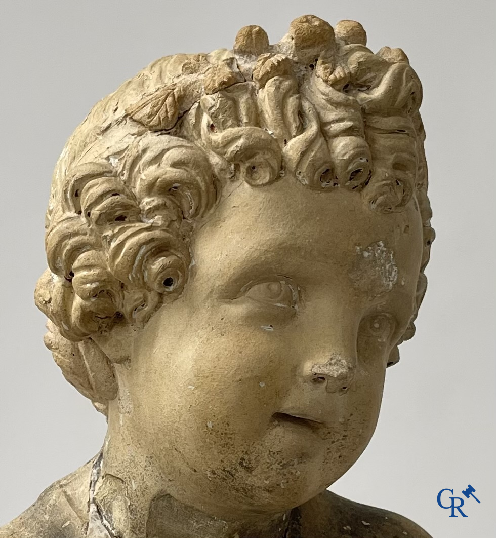 Antiek tuinbeeld. Een engel met bloemenmand in terra cotta. Eind 18e eeuw.