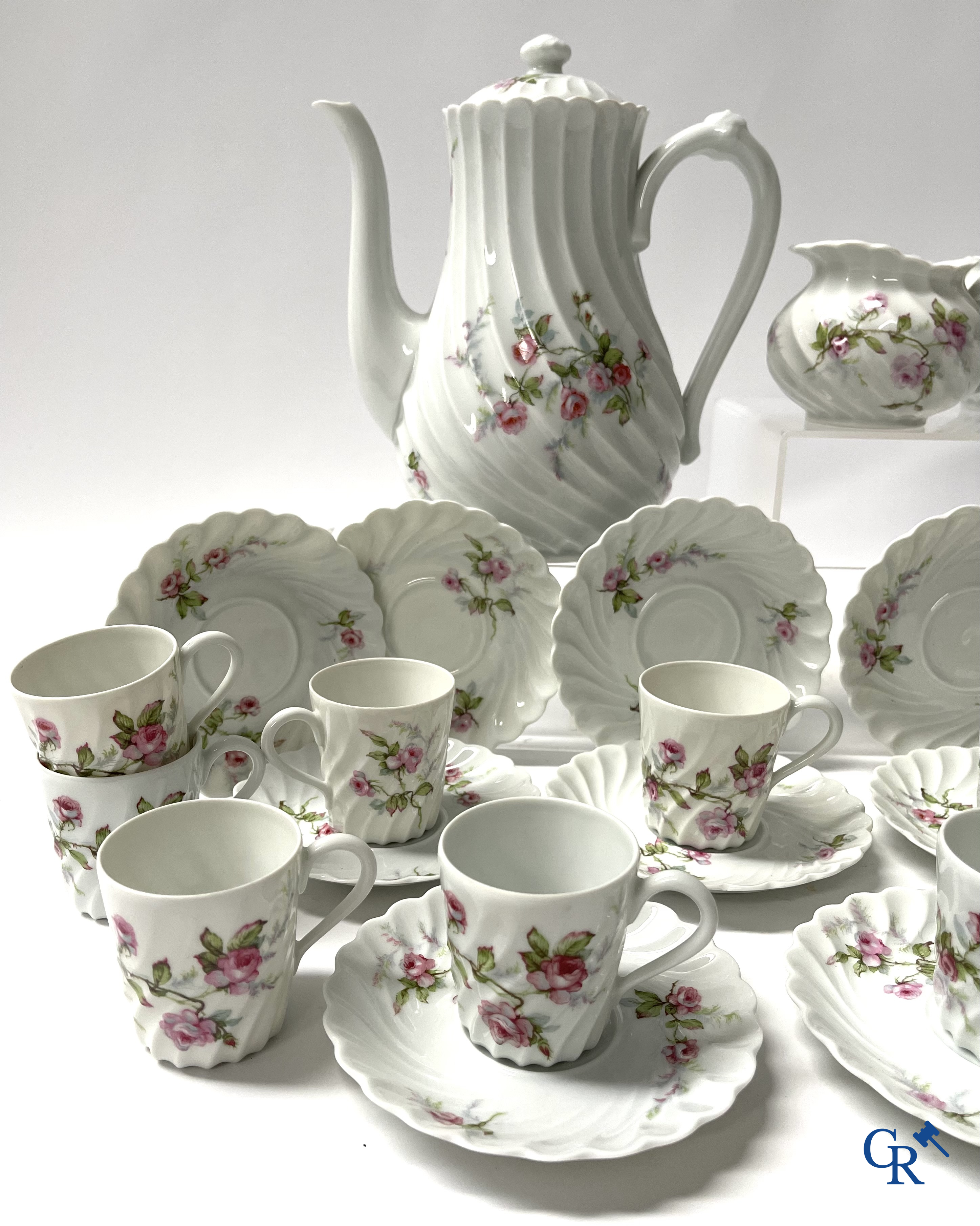 Haviland Limoges. Een uitgebreid handgeschilderd koffieservies in Frans porselein. Circa 1900.