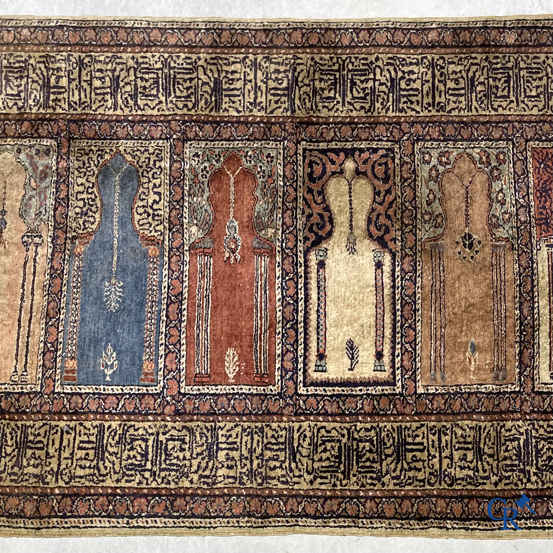 Oosterse tapijten, een antiek handgeknoopt oosters tapijt.