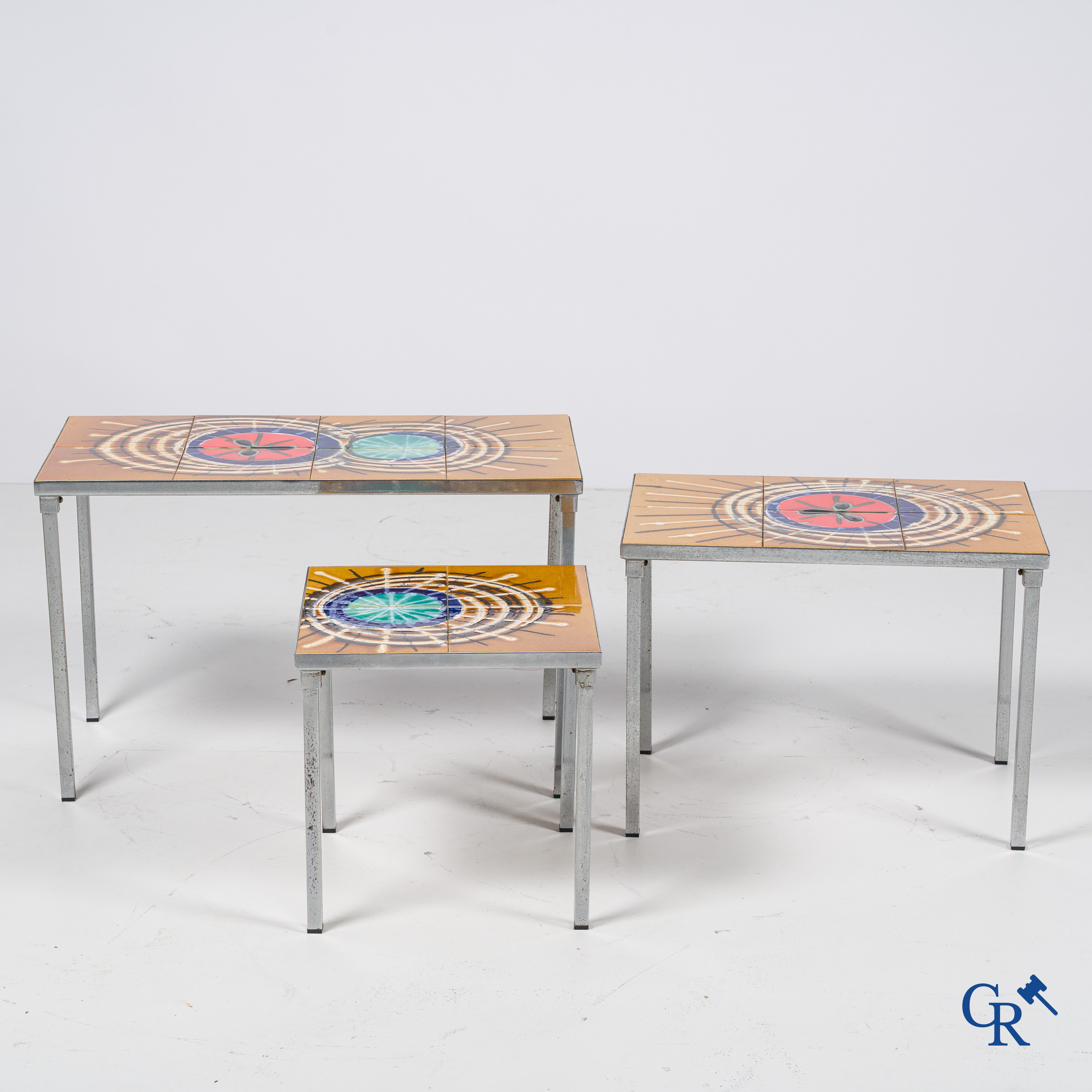 Un ensemble de 3 tables d'appoint avec des carreaux en céramique. Années '60.