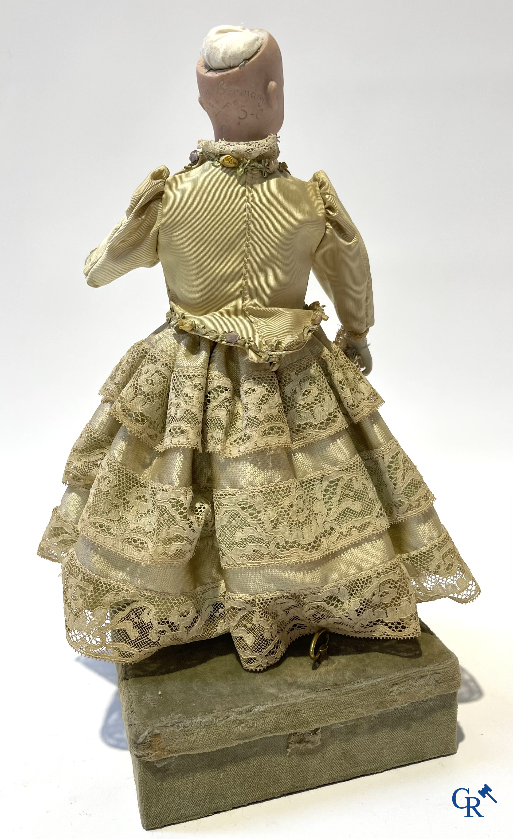 Old toys, 2 antique dolls with porcelain head and an automaton with music. Marked.