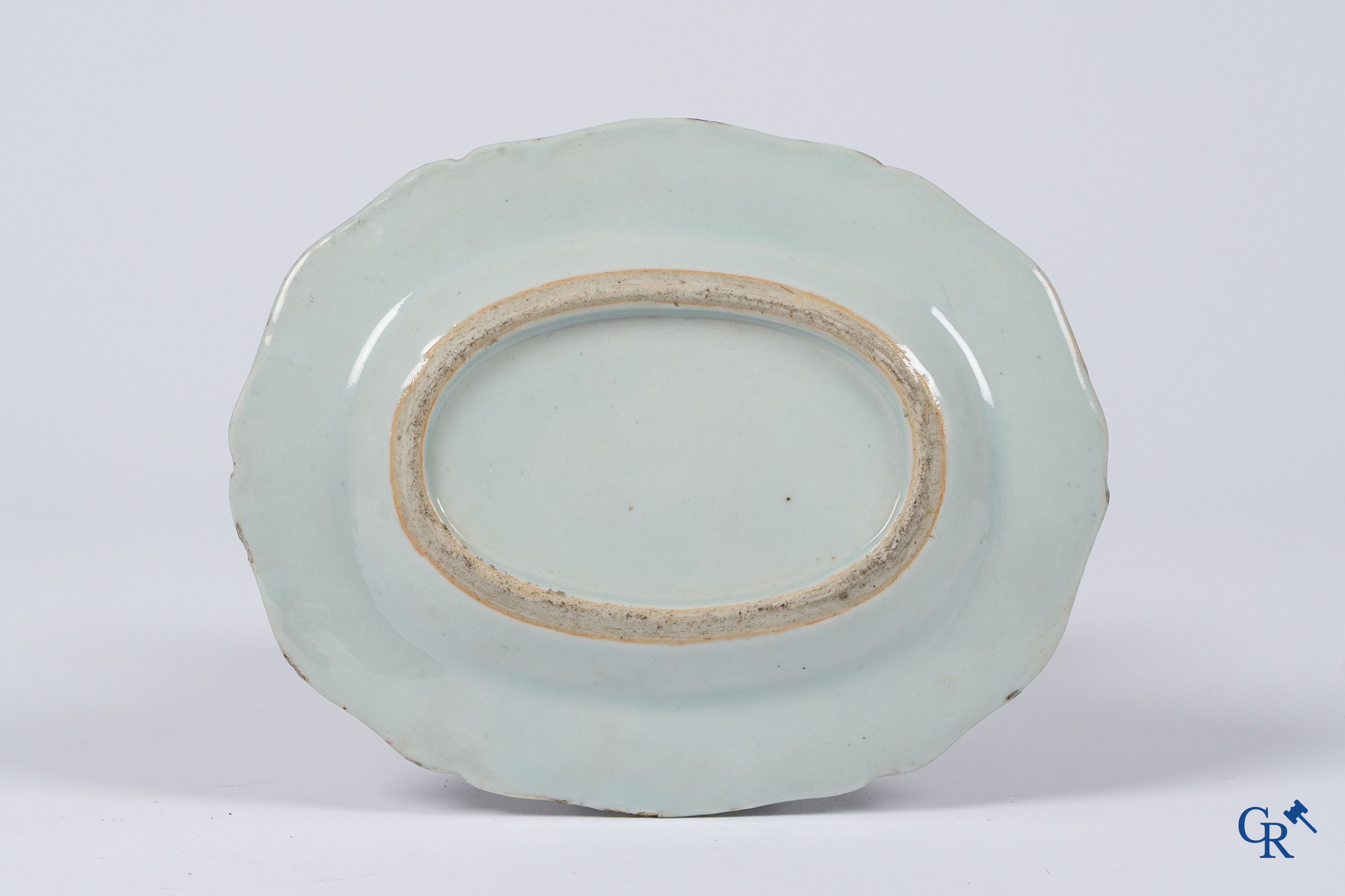 Aziatica, Chinees porselein. Een kleine terrine met onderschotel in Imari-stijl. 18e-19e eeuw.