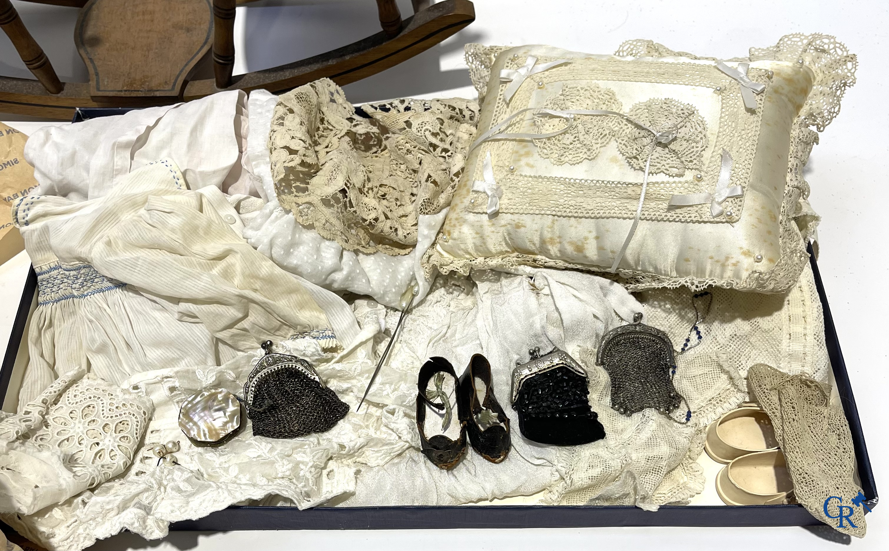 Old toys, a lot of 4 antique dolls with porcelain head, doll attributes, clothes and others.