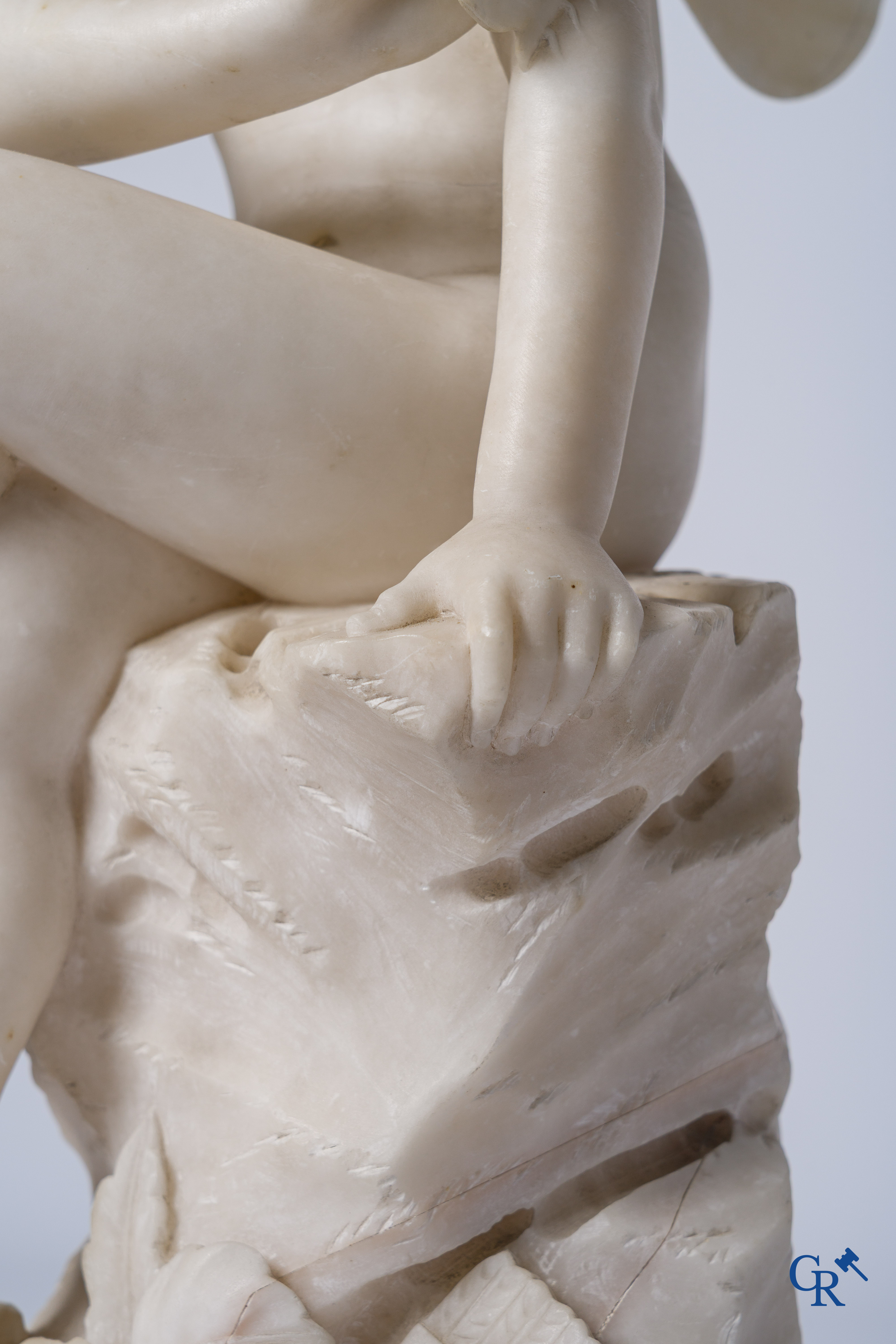 A Michelotti (XIX-XX), voorstelling van een zittende cupido met vlinder. Alabast.