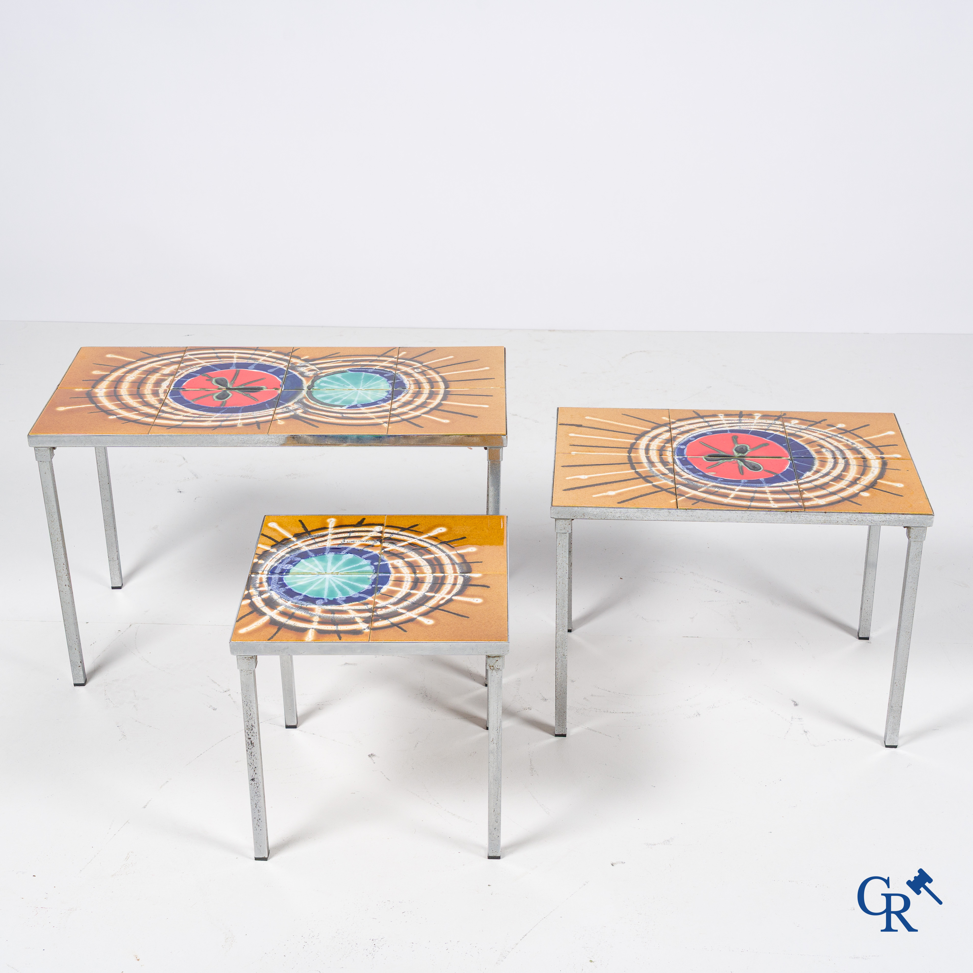 Un ensemble de 3 tables d'appoint avec des carreaux en céramique. Années '60.