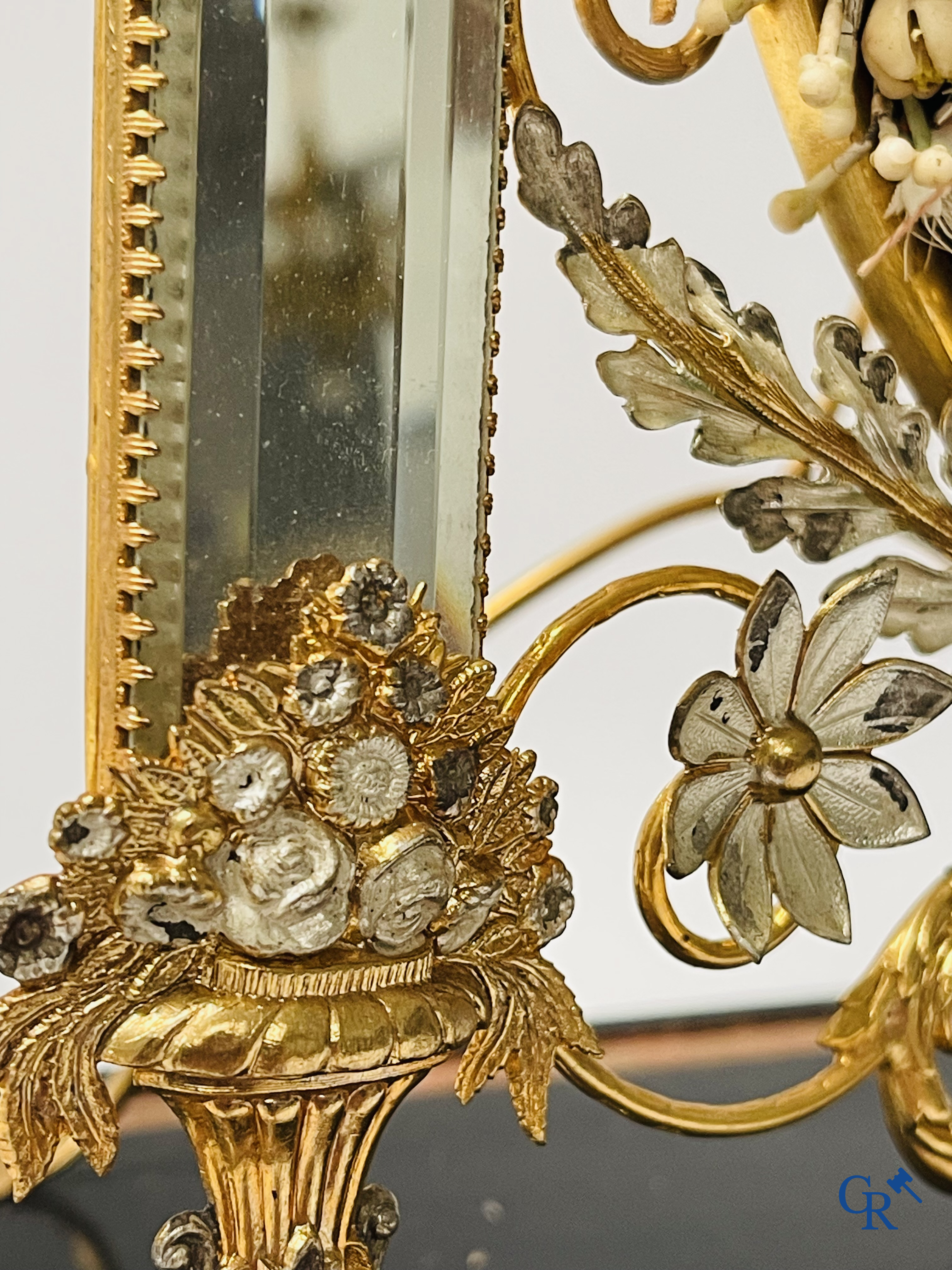 An exceptional glass dome with a bridal bouquet. Mirrors in gilded and silvered brass. Circa 1900.