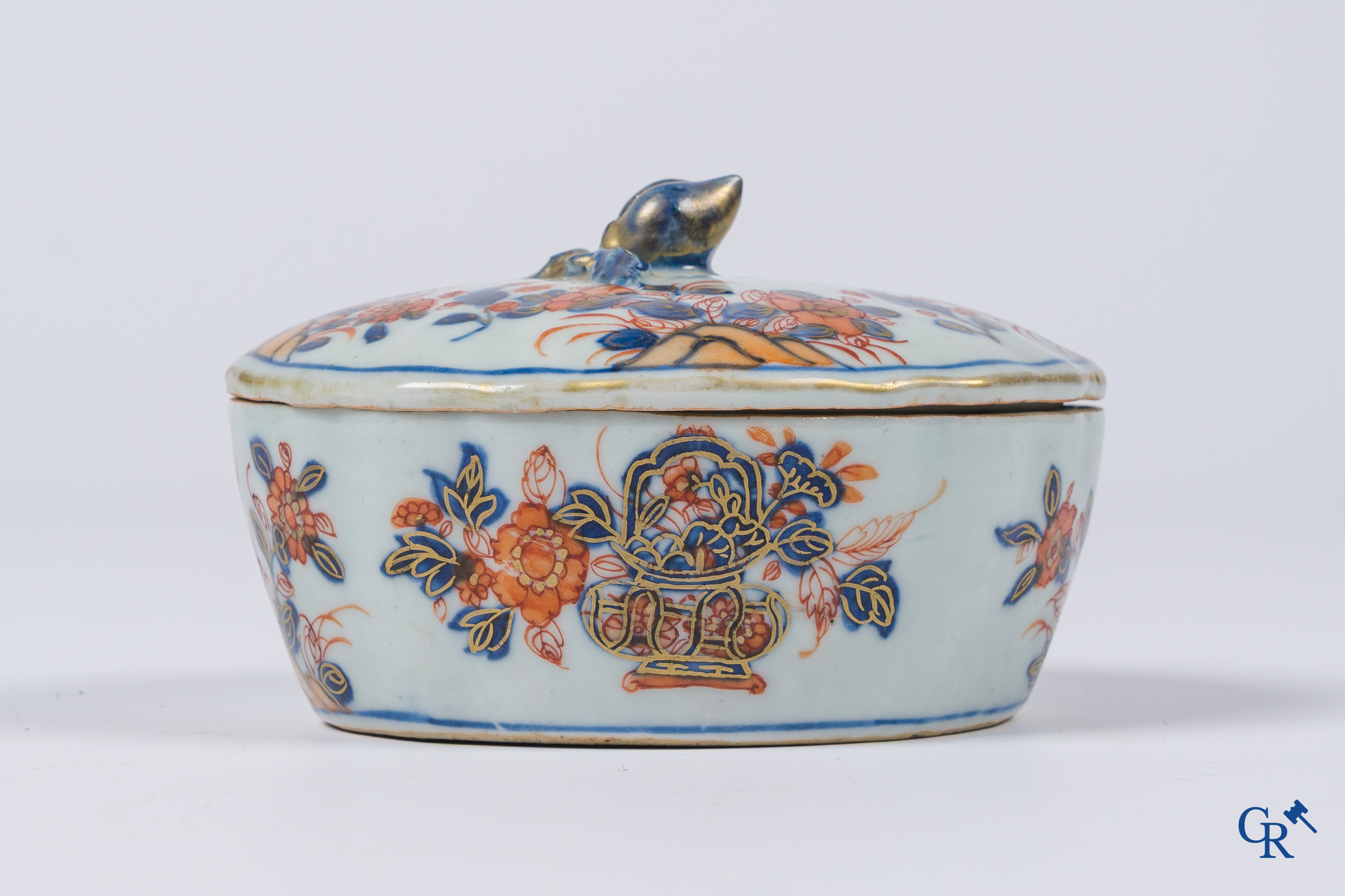 Aziatica, Chinees porselein. Een kleine terrine met onderschotel in Imari-stijl. 18e-19e eeuw.