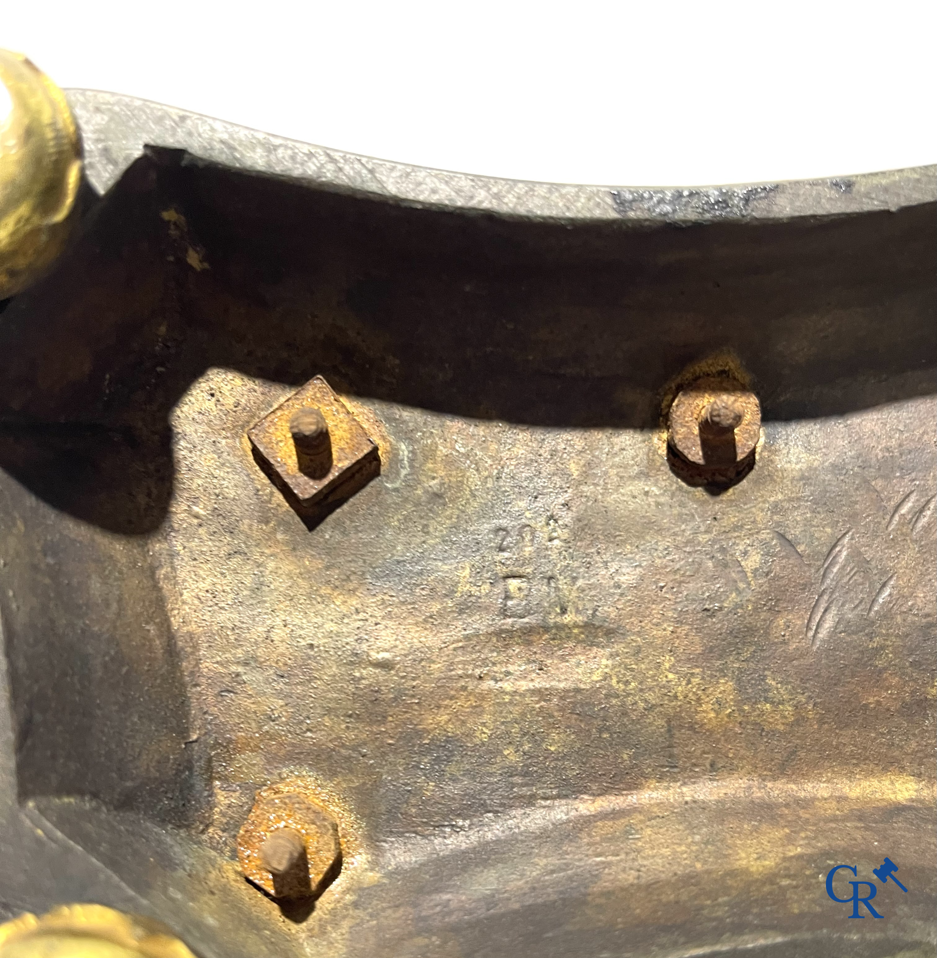 Art Nouveau, een 3-delige bronzen schouwgarnituur in Jugendstil. Circa 1900.