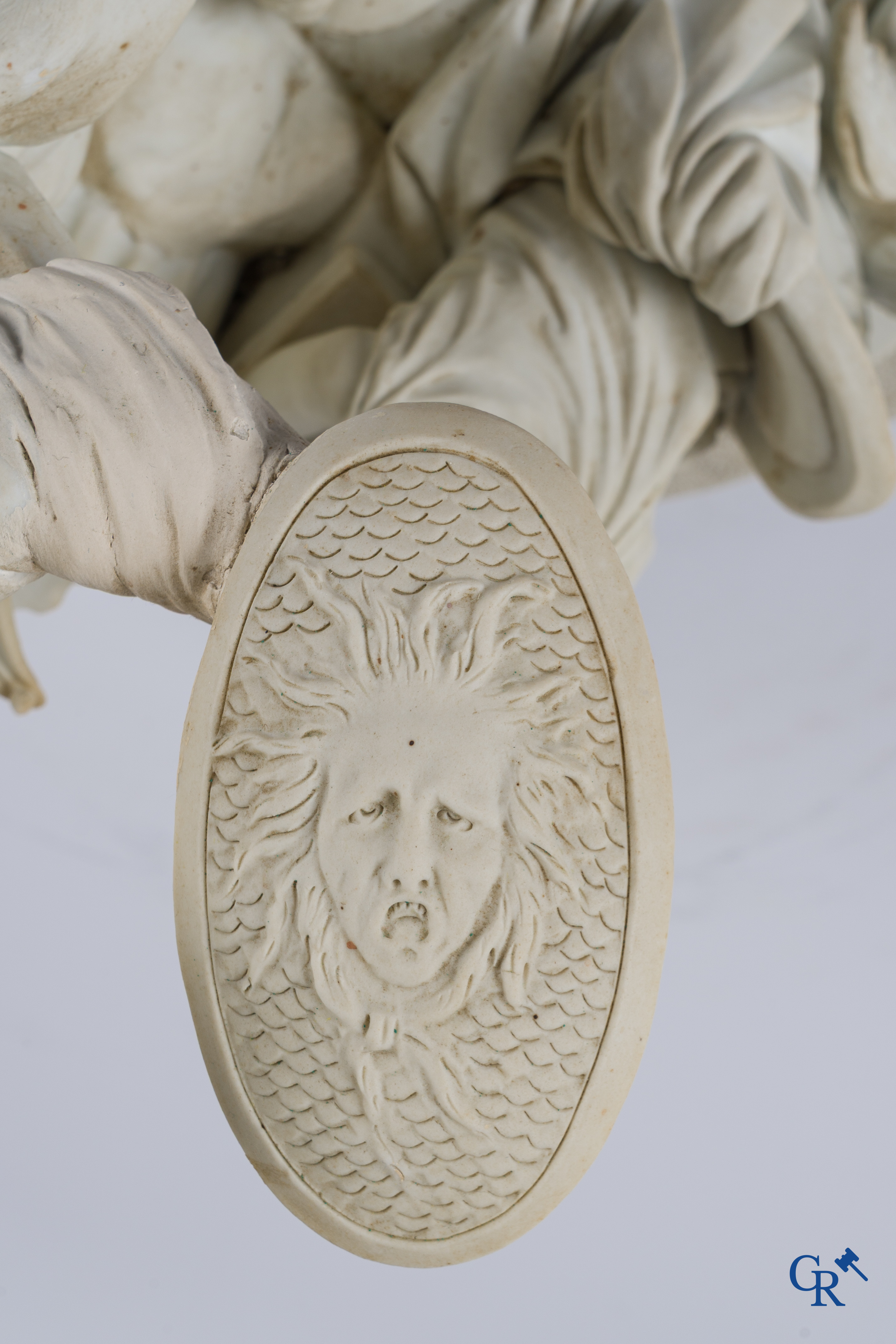 Louis-Simon Boizot "Minerve protégeant l'Etude et foudroyant la Paresse." Witte biscuit van Niderviller. Eind 18e eeuw.