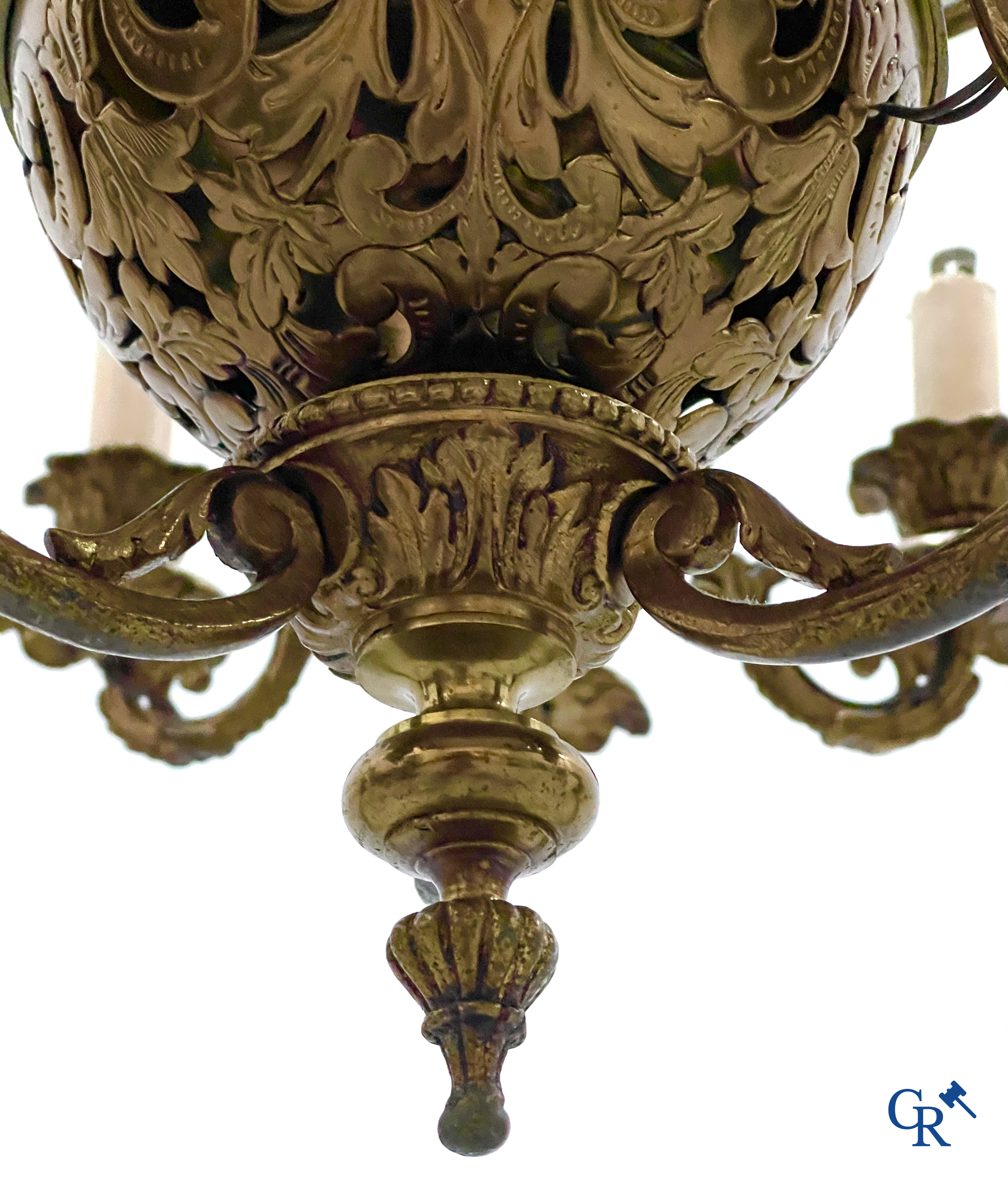 A lot of an imposing chandelier with 12 light points, a lamp belge with bronze frame and a fireplace piece.