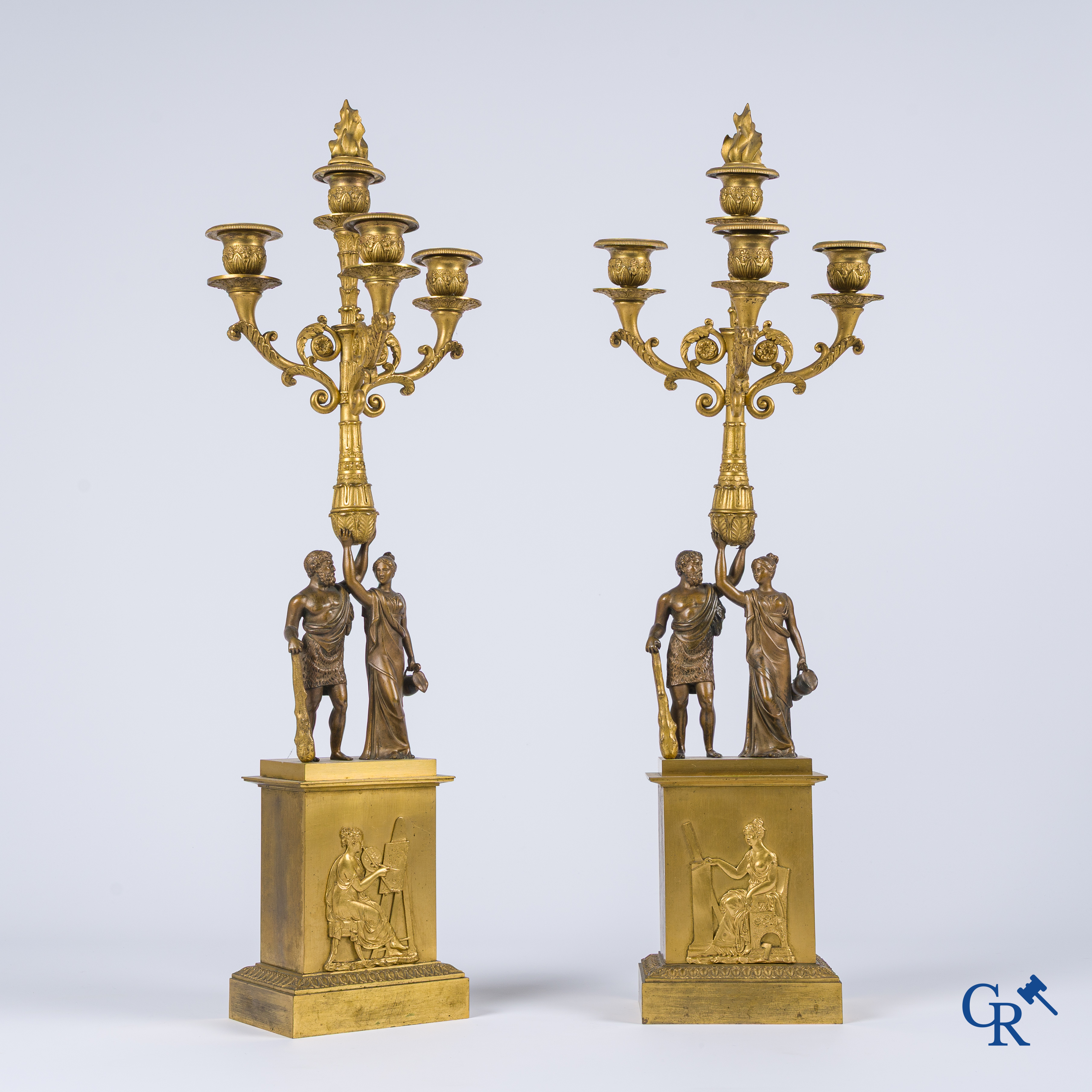 Epoque Empire. Paire de grands candélabres en bronze avec des personnages dans le style antique. Empire, vers 1815.