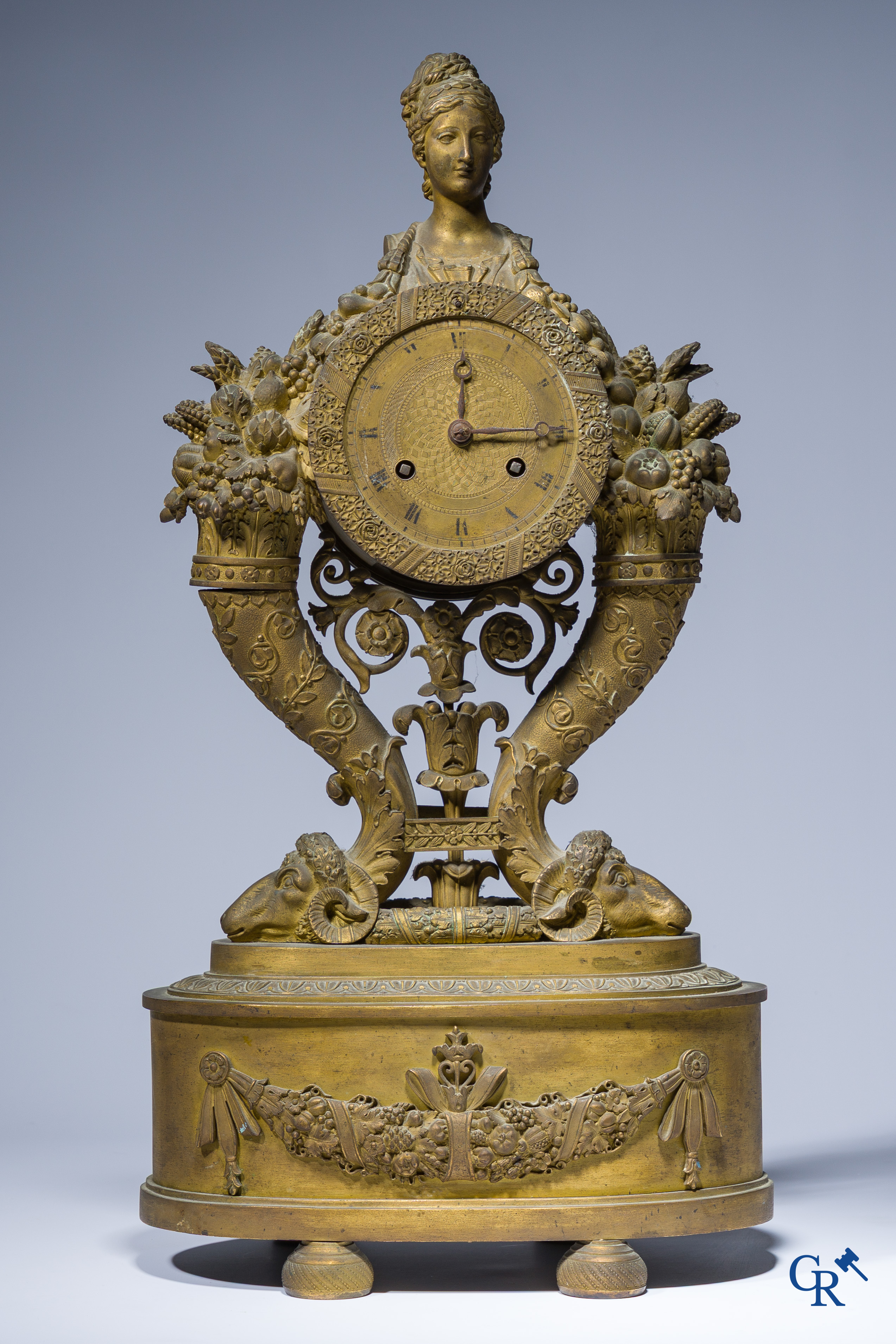 Empire tijdperk, een 3-delige fijn geciseleerde garnituur met cassolettes, Frankrijk circa 1810.