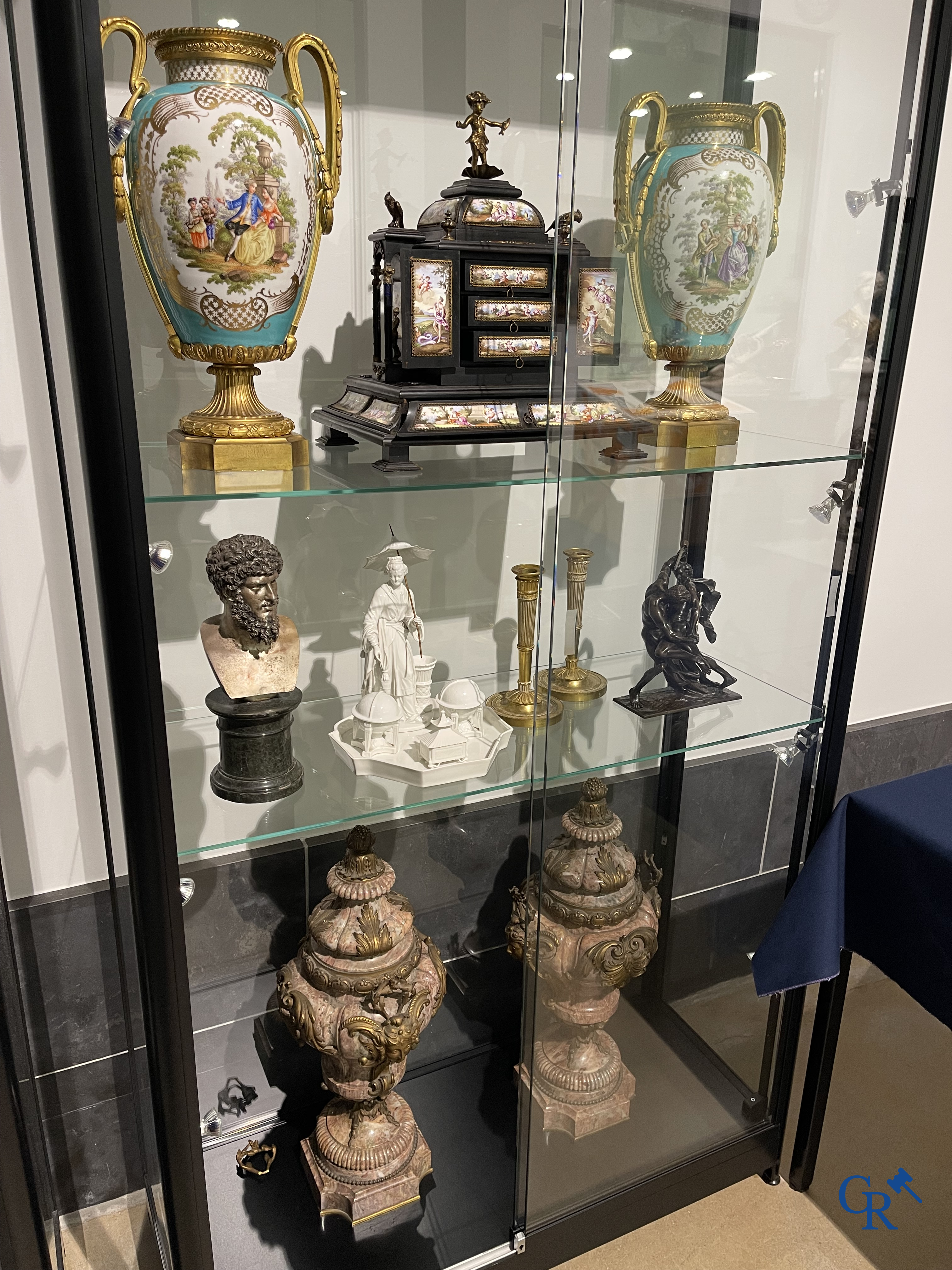 Koninklijke Porselein Fabriek Berlijn, KPM. Uitzonderlijk porseleinen inktstel in Aziatische stijl. Periode 1780-1830.