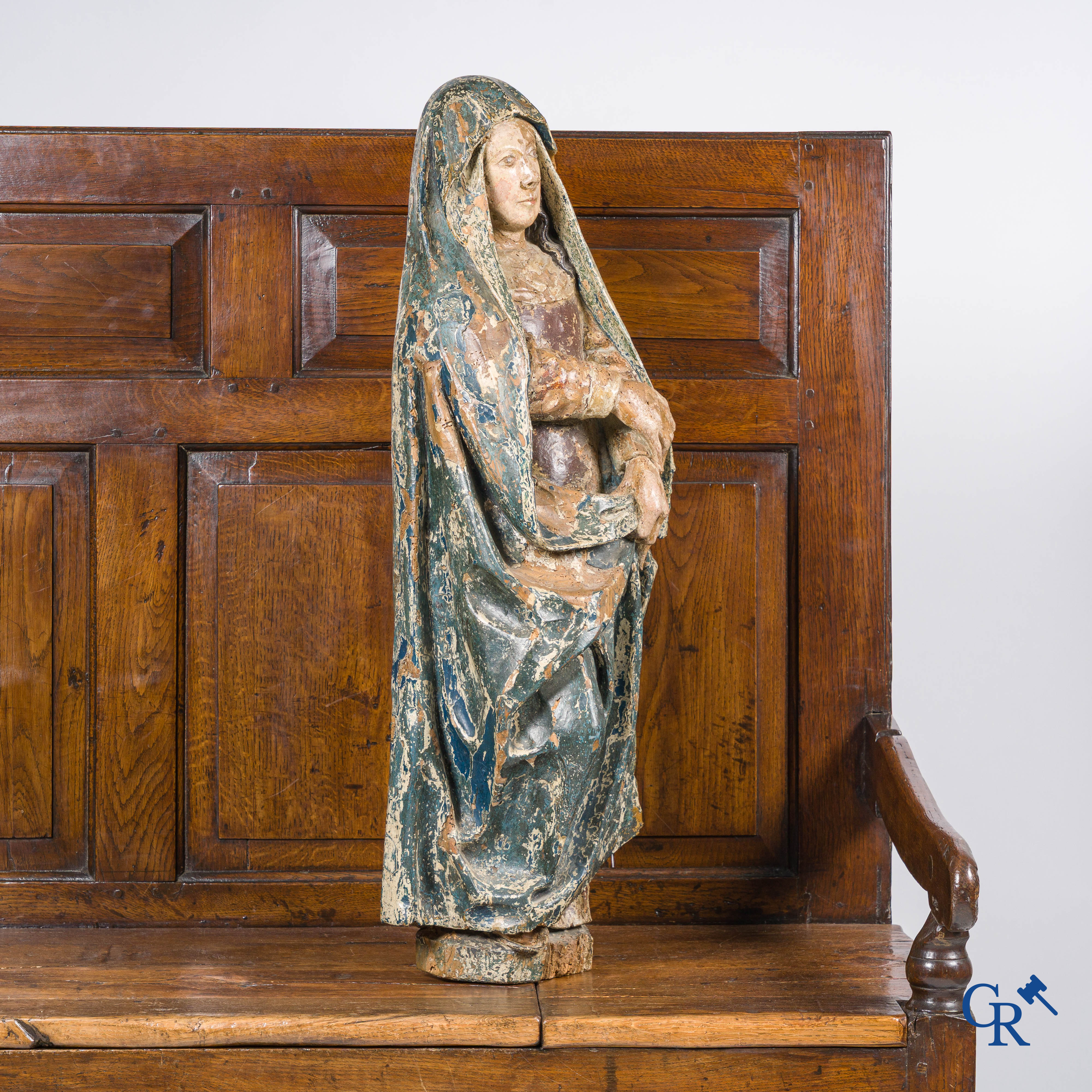 Religieuze objecten, een gepolychromeerd houten beeld van een madonna, XVIIe eeuw.