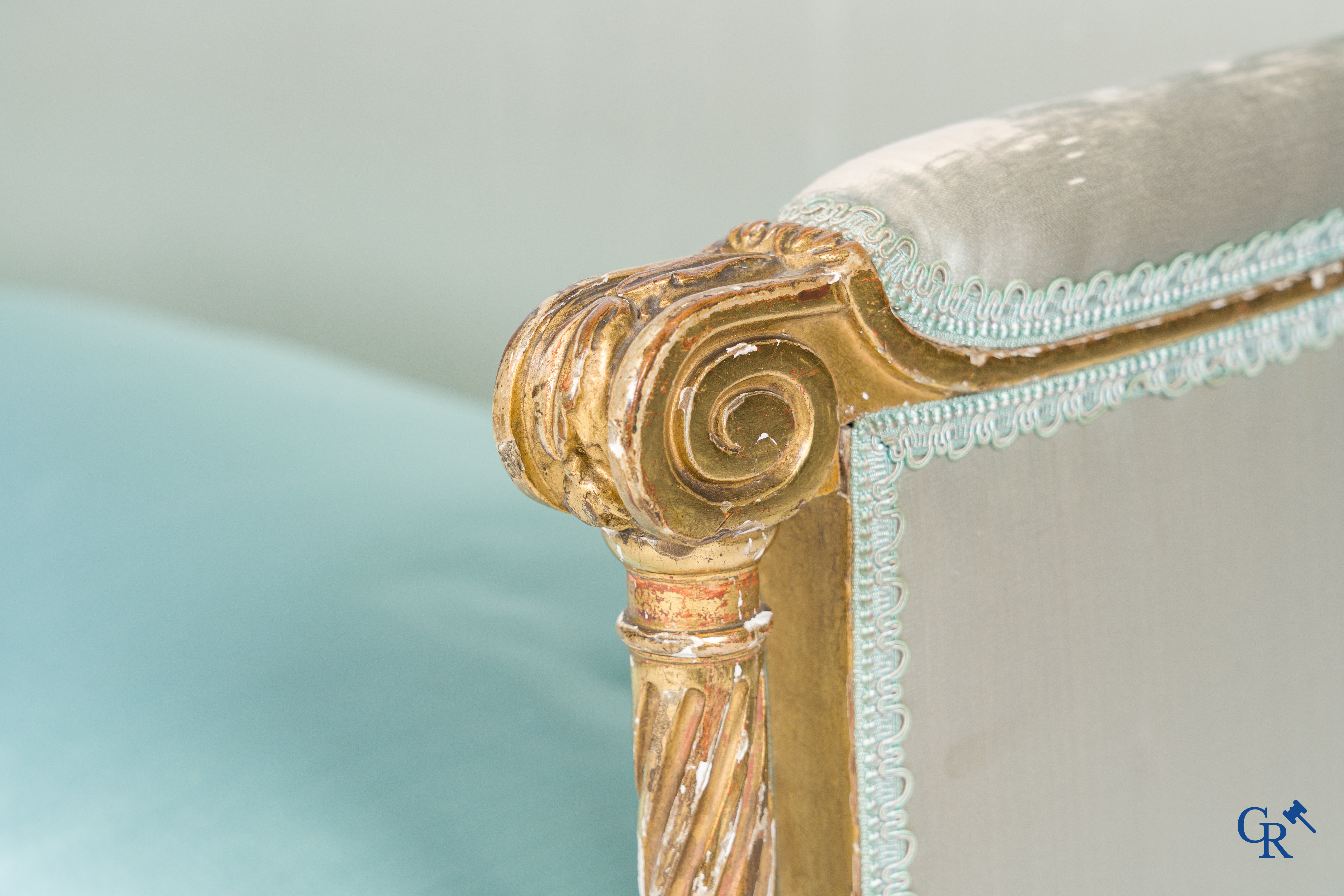 Louis XVI period. Marquise in finely sculpted and gilded wood. Late 18th century.