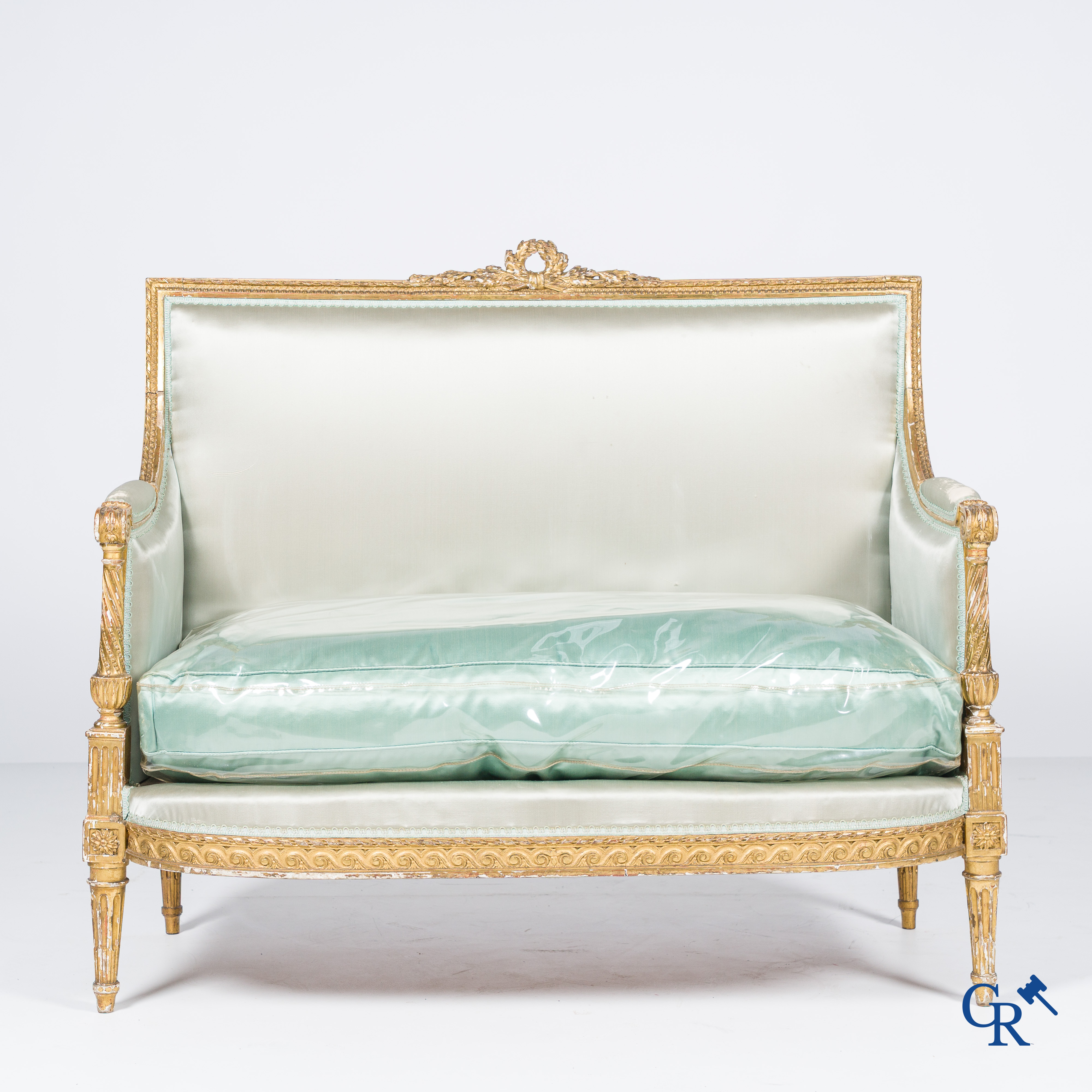 Louis XVI period. Marquise in finely sculpted and gilded wood. Late 18th century.