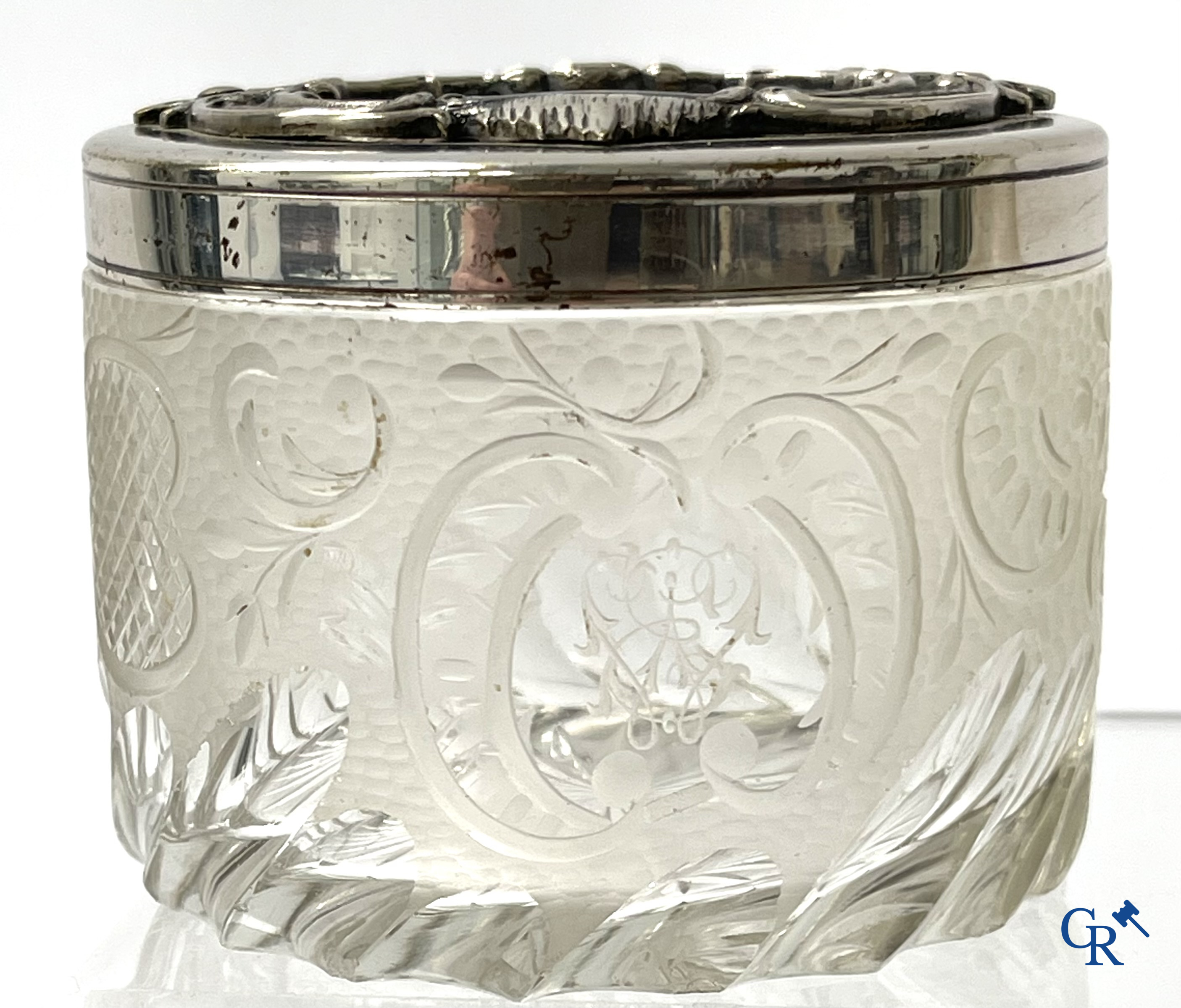 Un ensemble de toilette 7 pièces en métal argenté, cristal finement taillé et plaques émaillées.