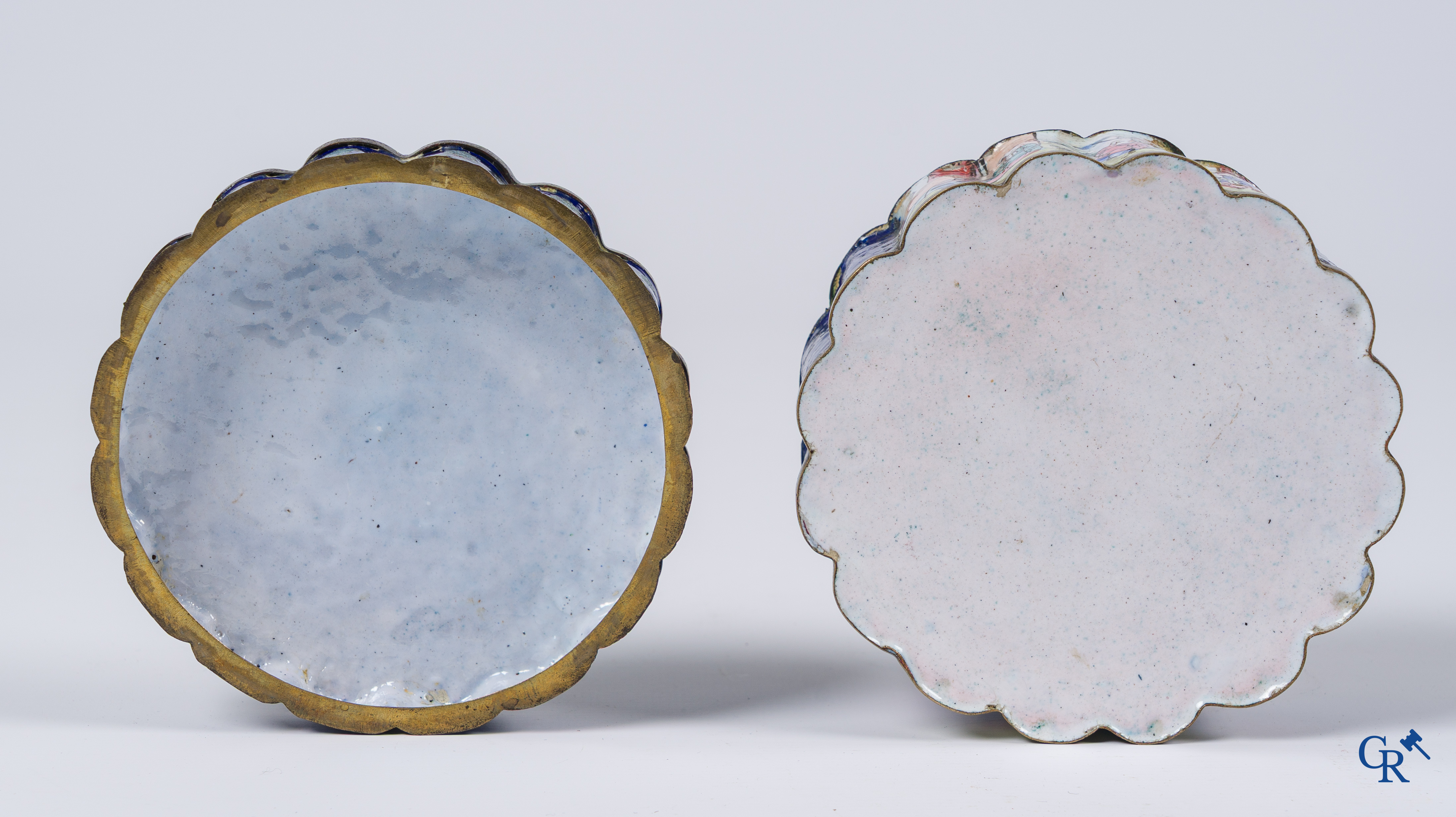 Art Asiatique. Boîte ronde à couvercle en émaux de Canton. Fond bleu. 19ème siècle.