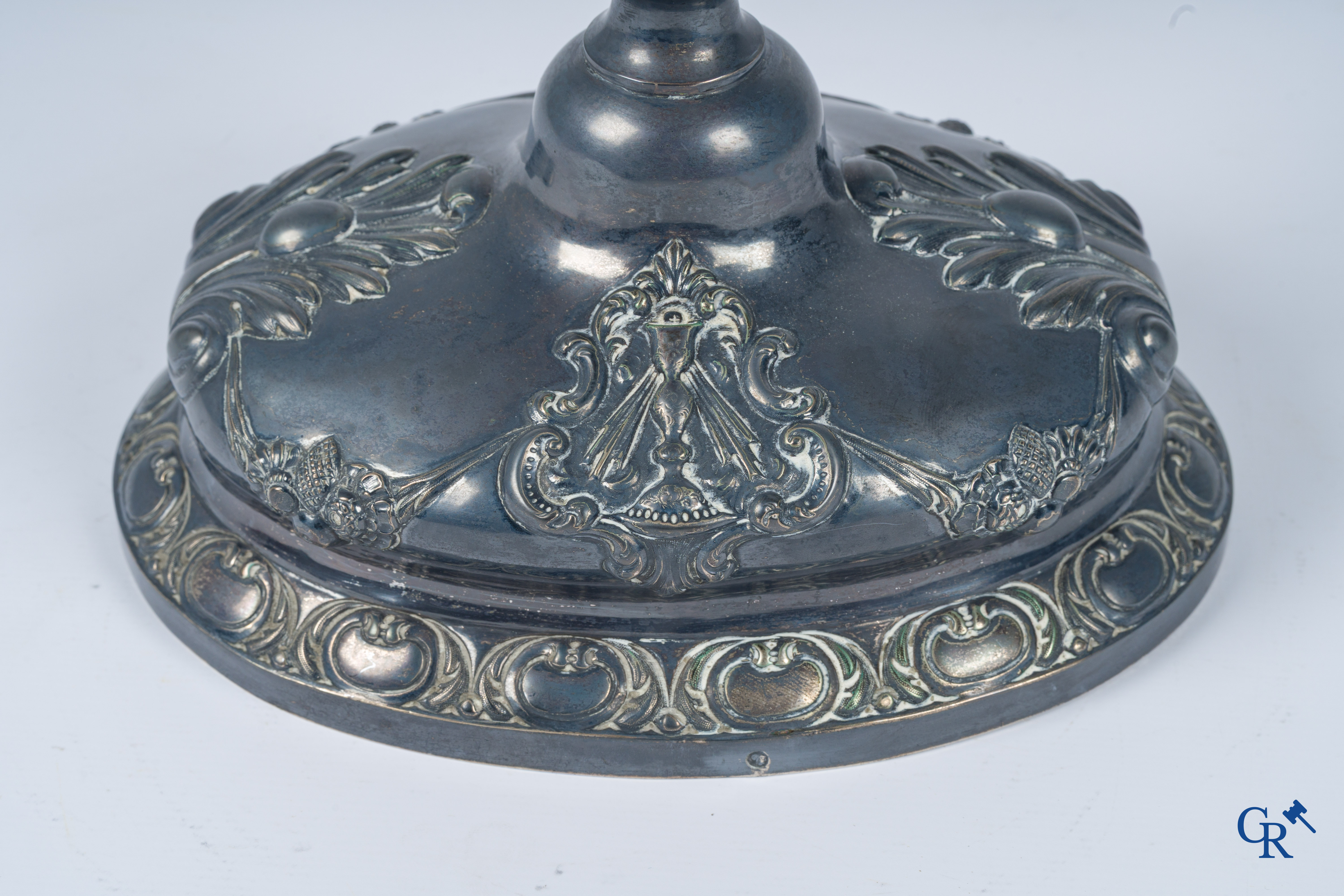 Religieuze objecten, een reliekhouder met stralenkrans in zilver en messing. Meerdere keurmerken, zilver 2de gehalte.