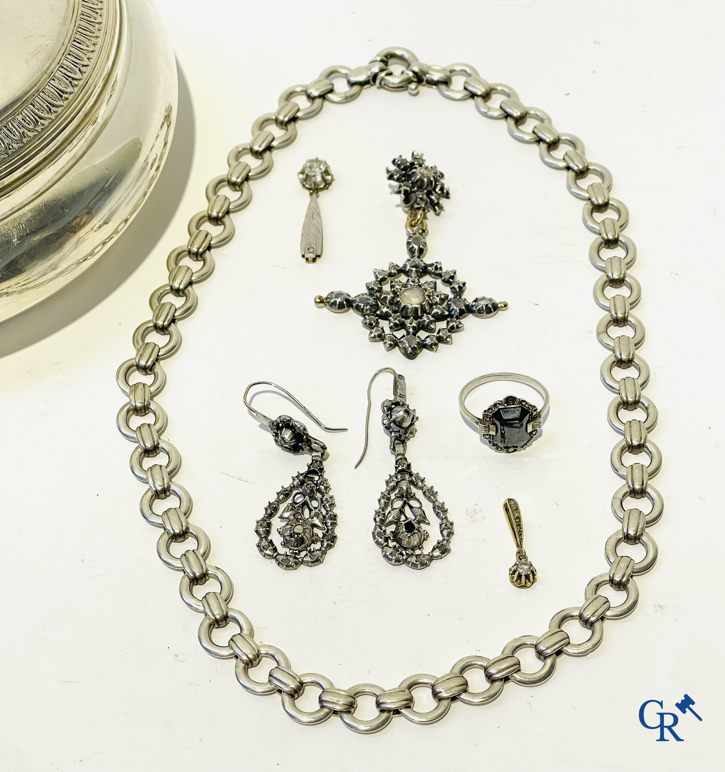 Een kavel met diverse oude juwelen in goud en zilver, een zilveren dekseldoos bijgevoegd.