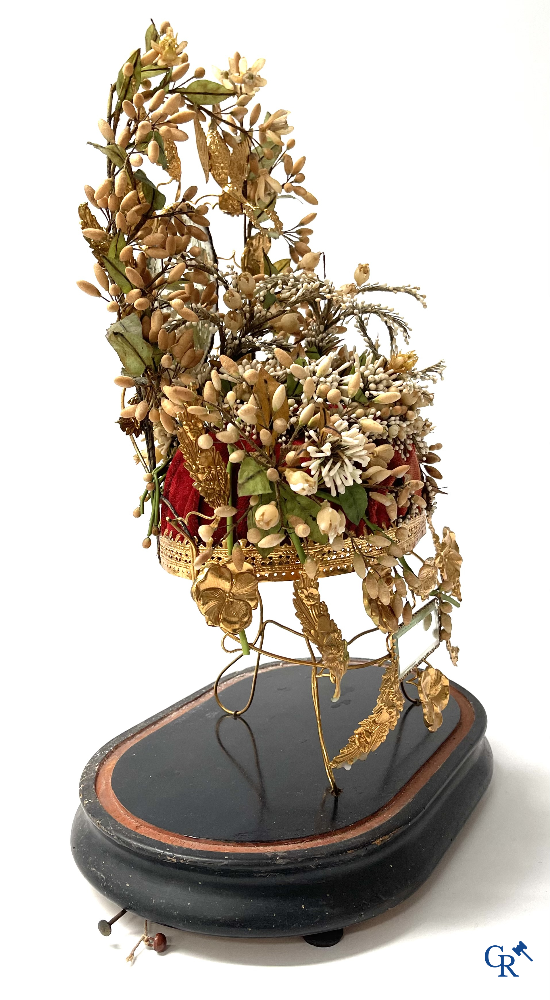 Boîte à musique. Un globe avec bouquet de mariée.  Miroirs et ornements en laiton doré. Mécanisme de musique intégré.