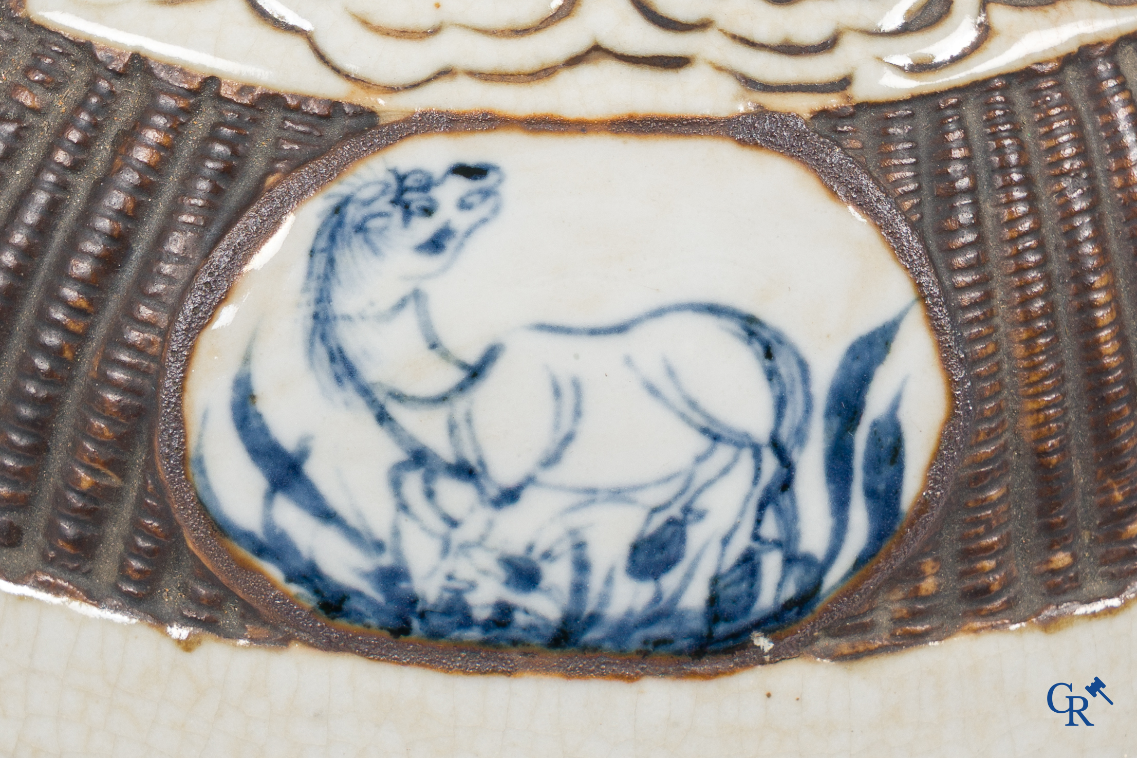 Aziatica, Chinees porselein. Een Chinese craquelé vaas met imitatie vlechtwerk en een decor van paarden. 19e eeuw.