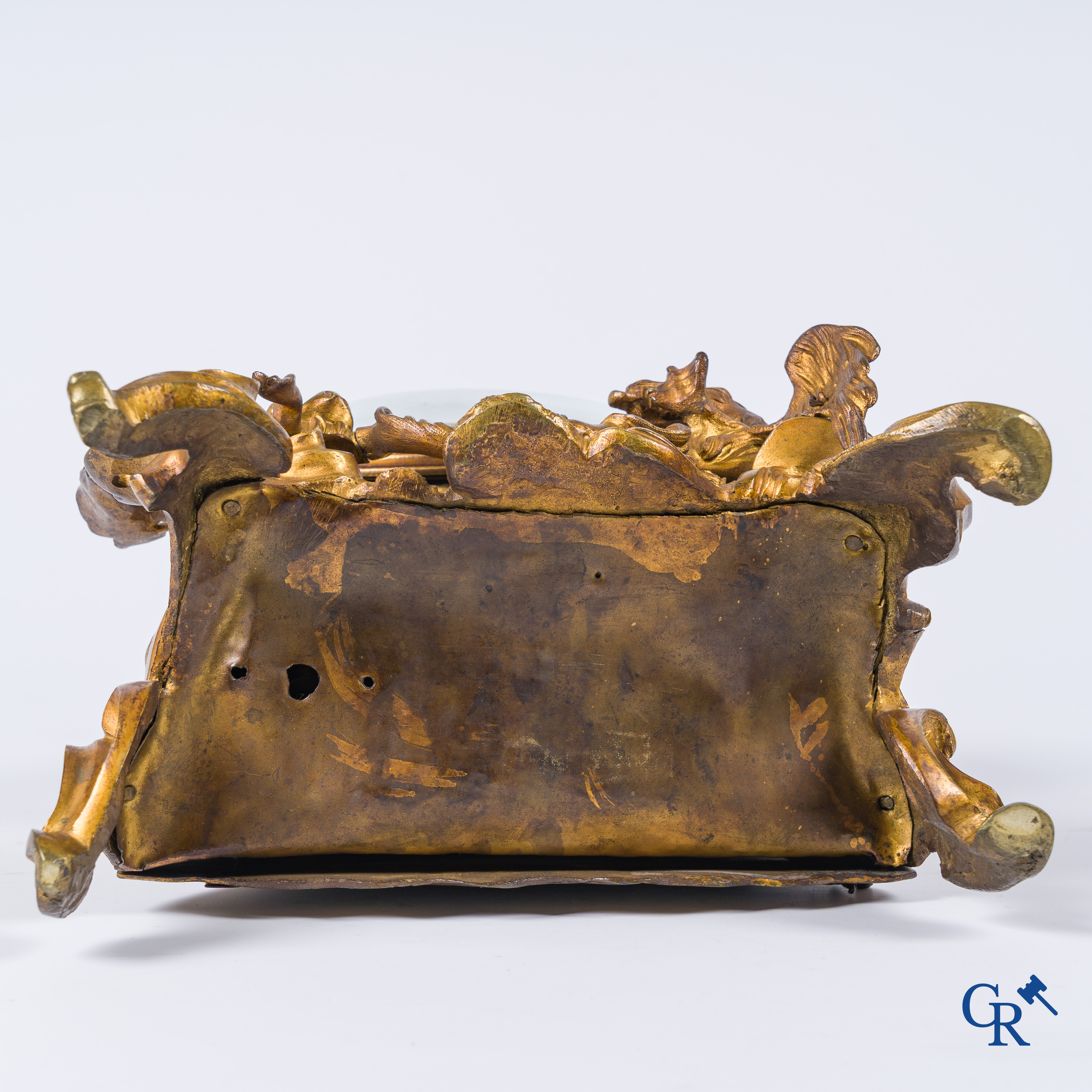 Epoque Louis XV. Pendule LXV en bronze doré orné de Neptune et des animaux marins dans le goût de Charles Cressent.