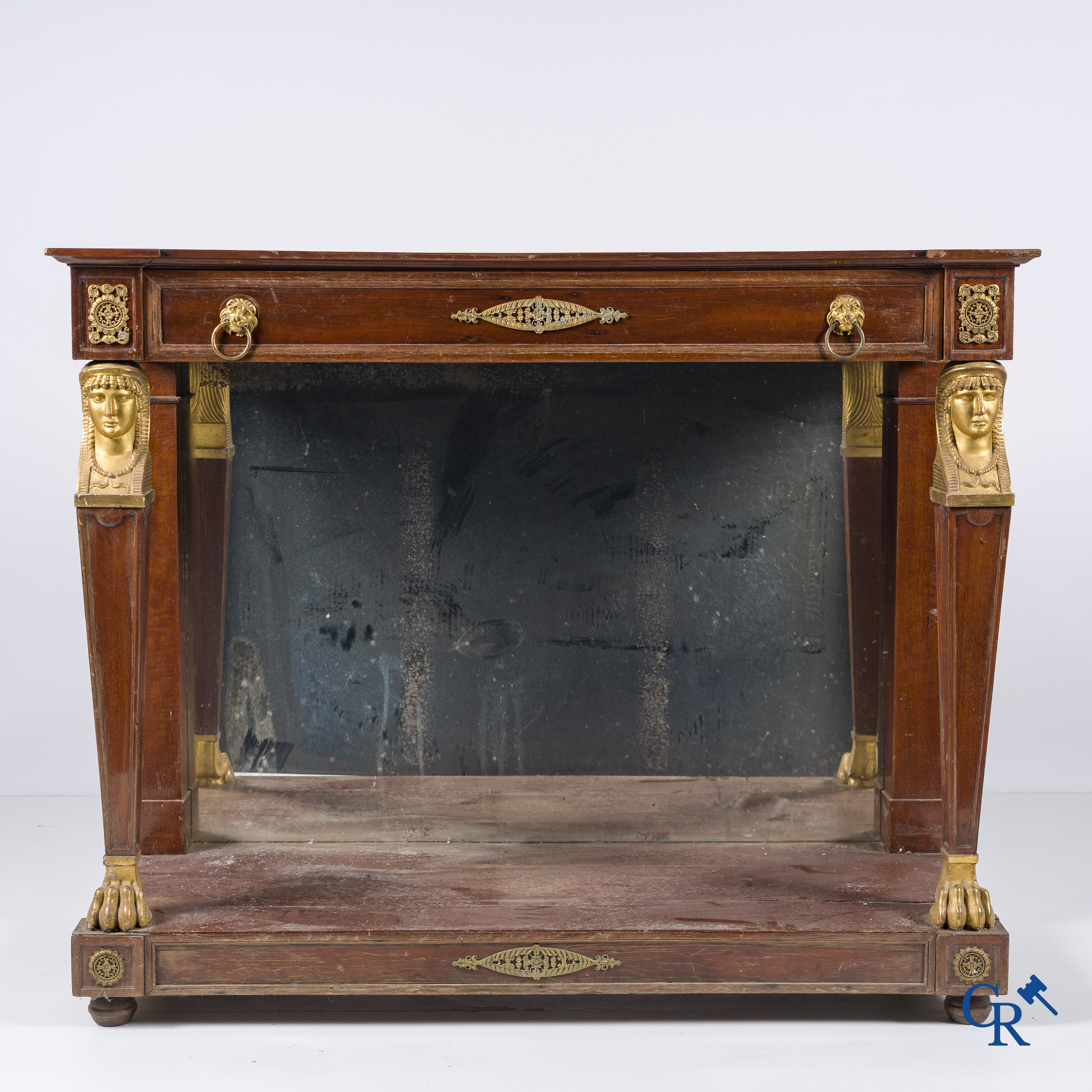 Empire tijdperk, een console in mahonie met vergulde Egyptische bustes. Gemerkt Jacob. Circa 1810.