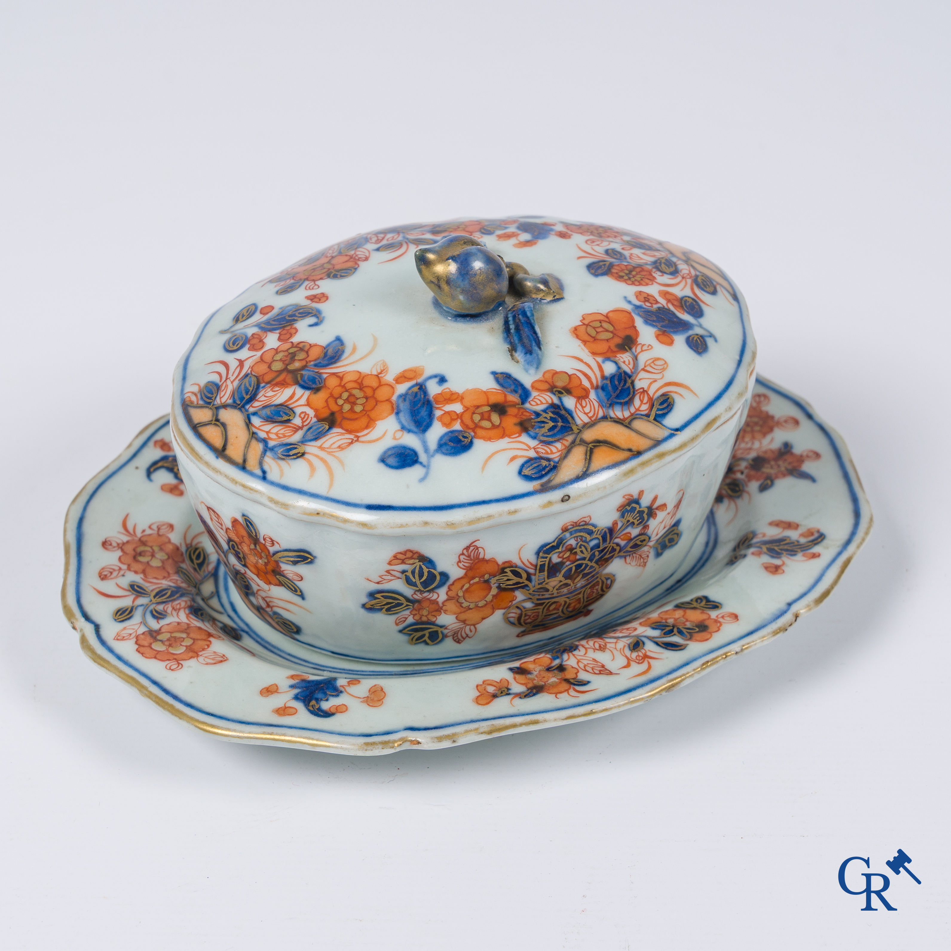 Aziatica, Chinees porselein. Een kleine terrine met onderschotel in Imari-stijl. 18e-19e eeuw.