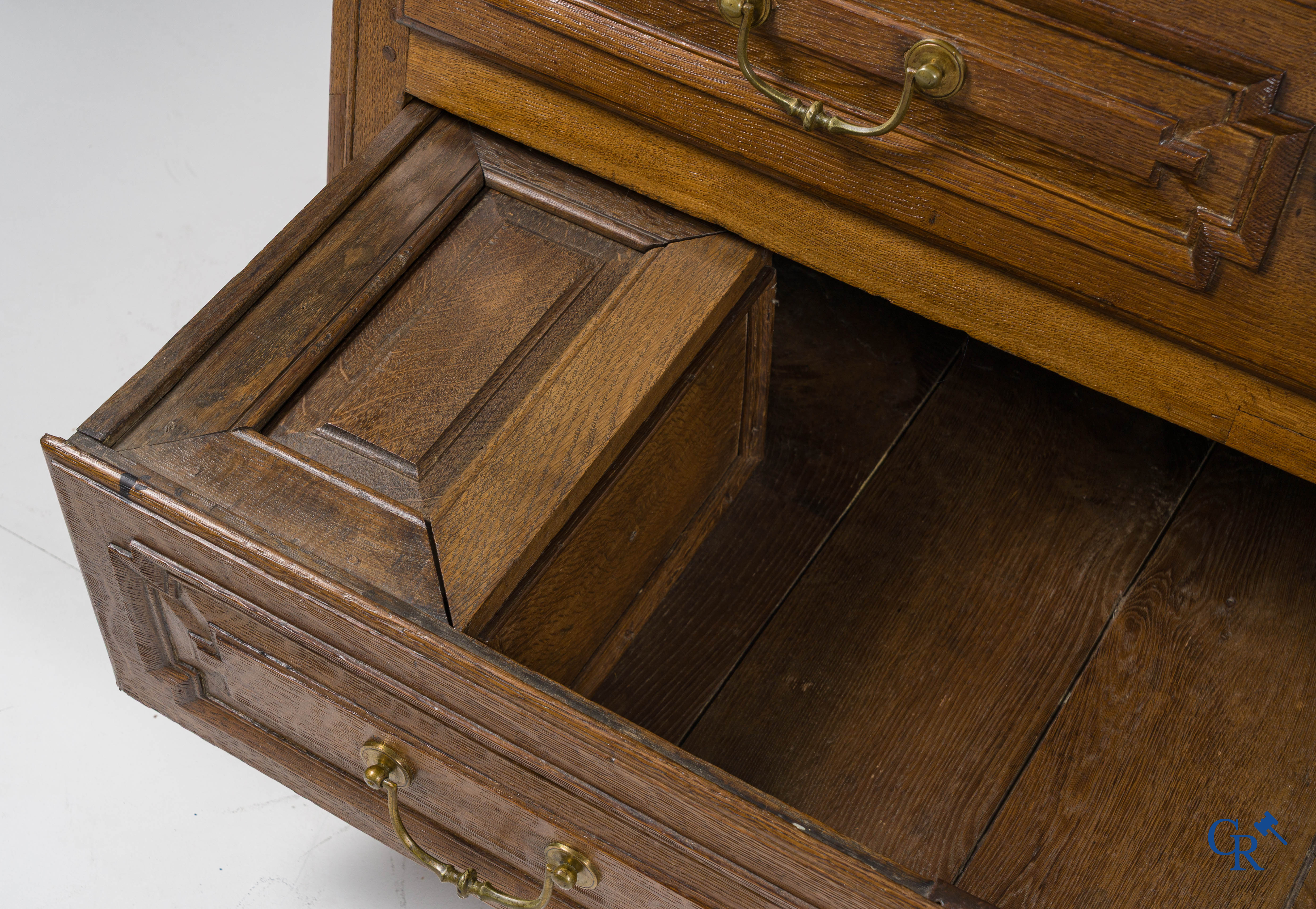 An early 19th century decorative chest of drawers in oak with 3 drawers and a secret in the bottom drawer.