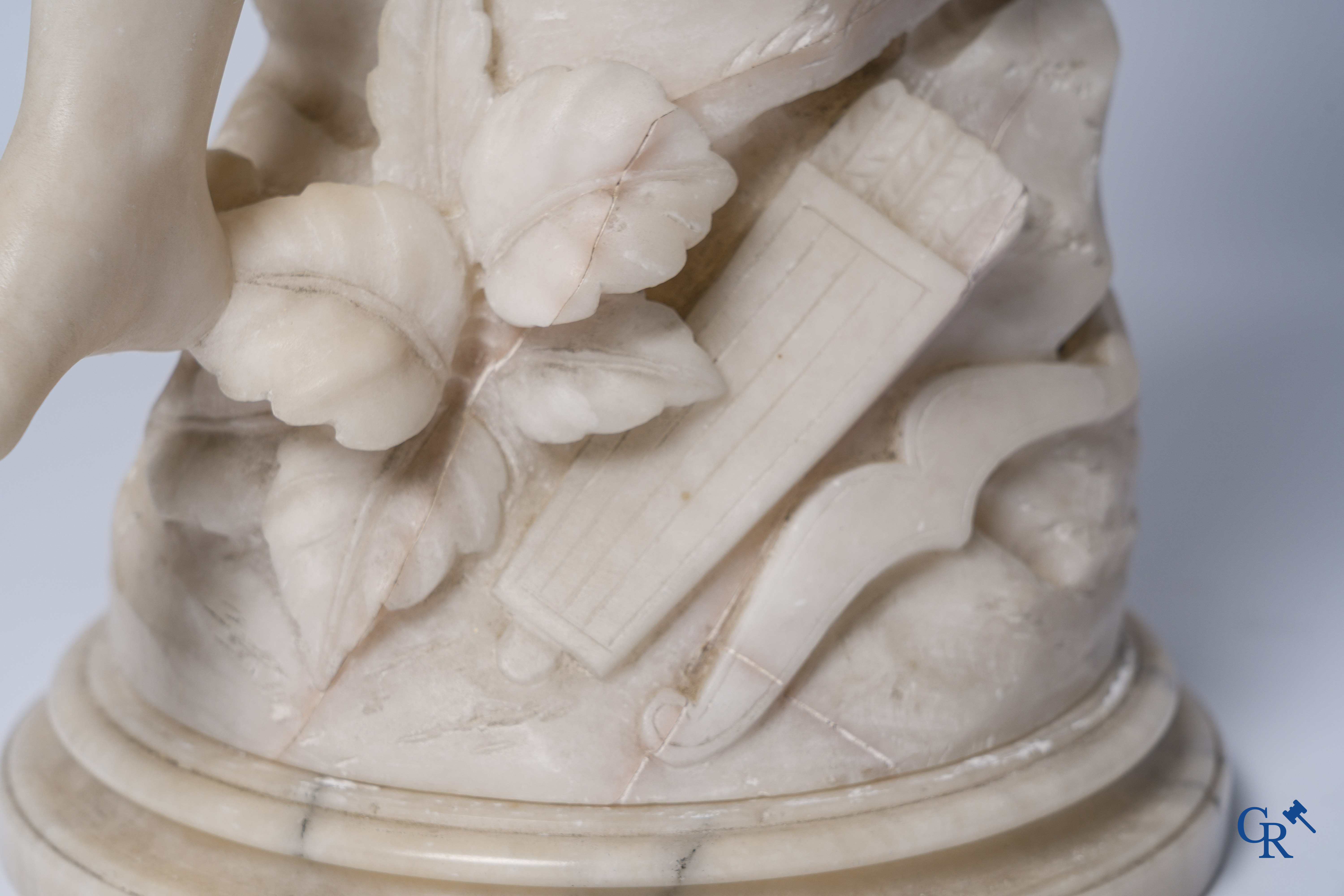 A Michelotti (XIX-XX), voorstelling van een zittende cupido met vlinder. Alabast.