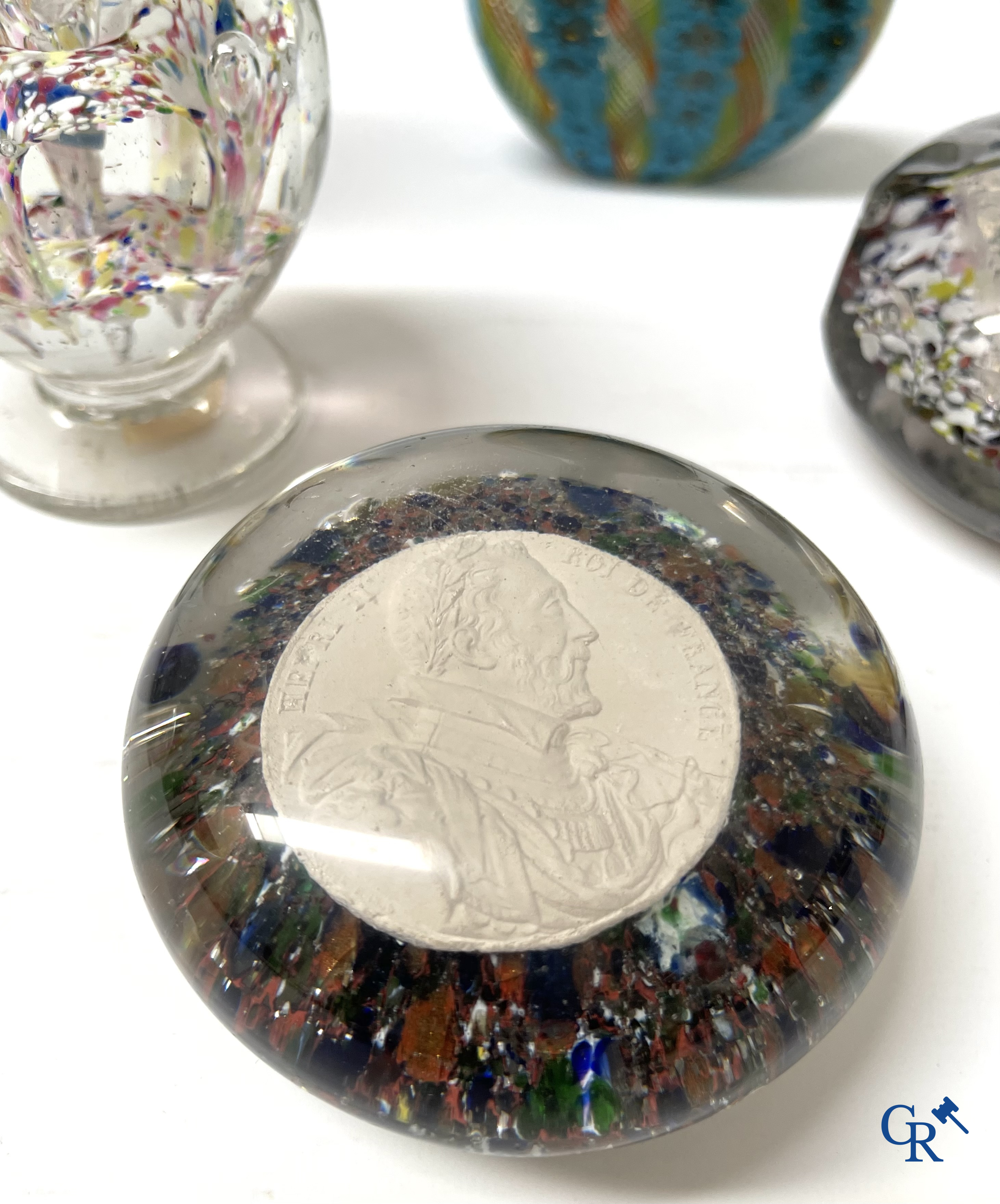 Meerdere presse-papiers en sulfure objecten waaronder een zeldzaam boule presse-papier met voorstelling van Henri II.