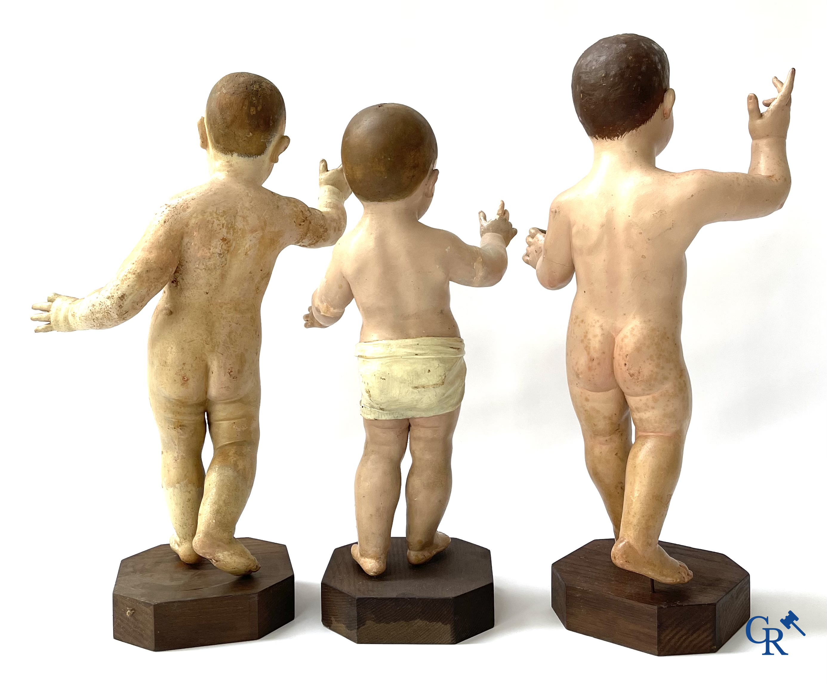 3 gesculpteerde en gepolychromeerde houten voorstellingen van Jezus als kind. 18e - 19e eeuw.