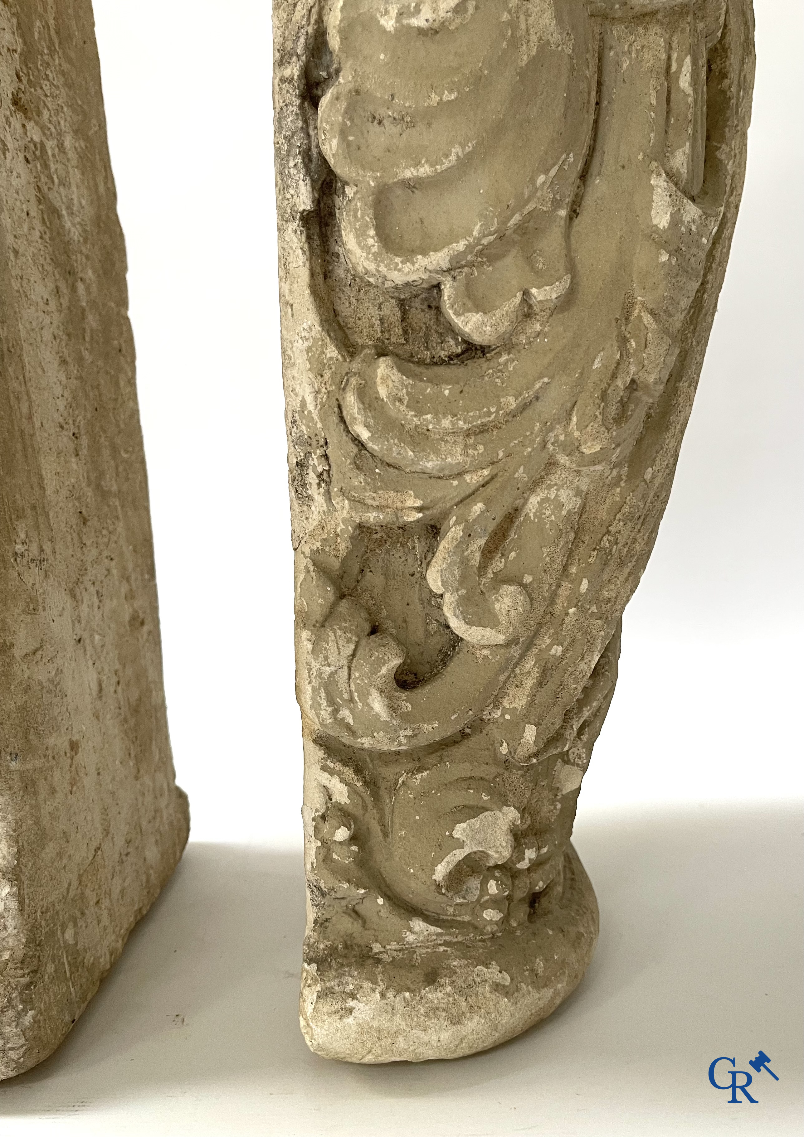 Paar gebeeldhouwde kalkstenen kapitelen. Frankrijk, hoogstwaarschijnlijk Champagnestreek, XIIe eeuw.