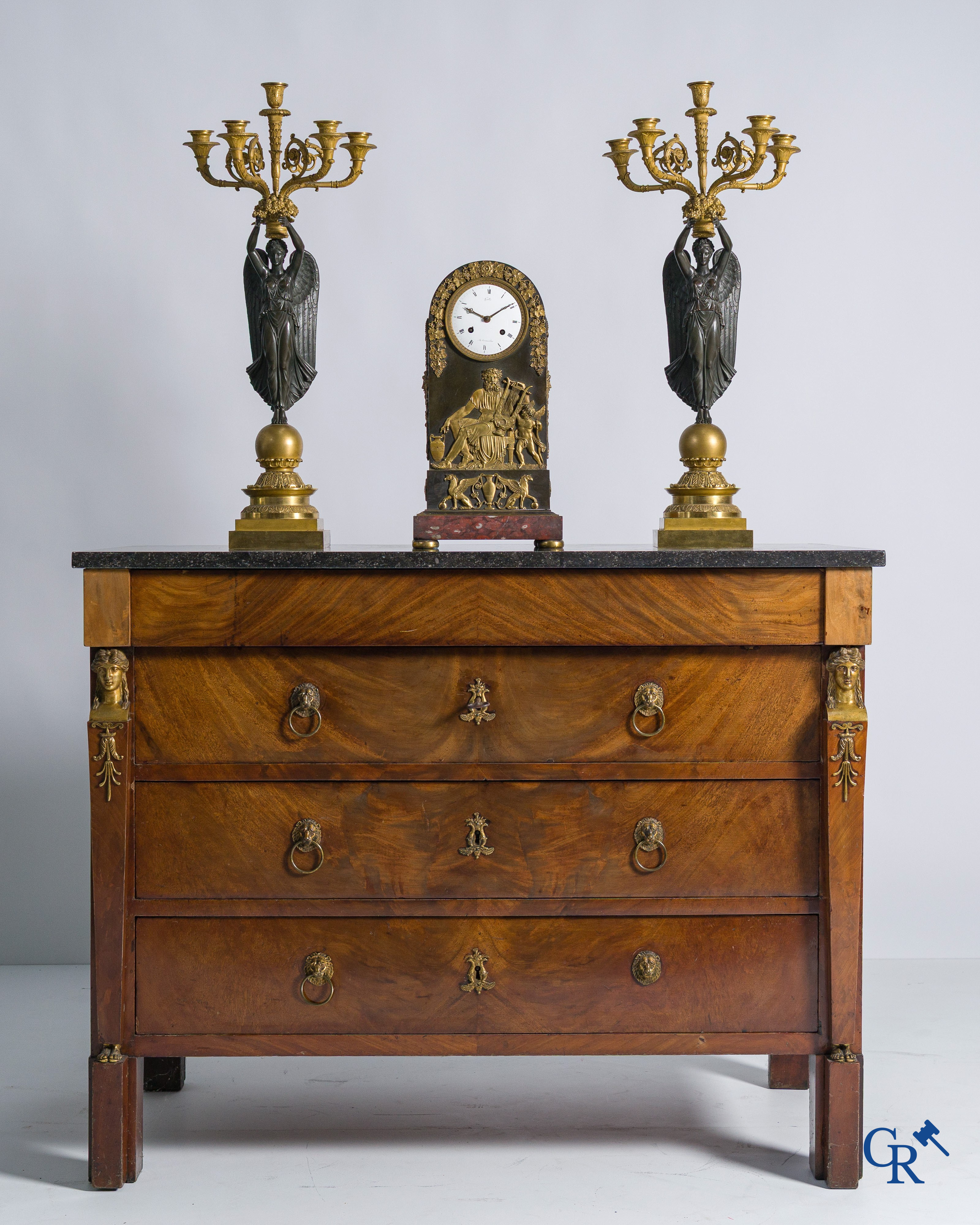 Chapuis, een commode in mahoniehout met fijn geciseleerde bronzen, zogenaamd Retour d'Egypte. Empire.