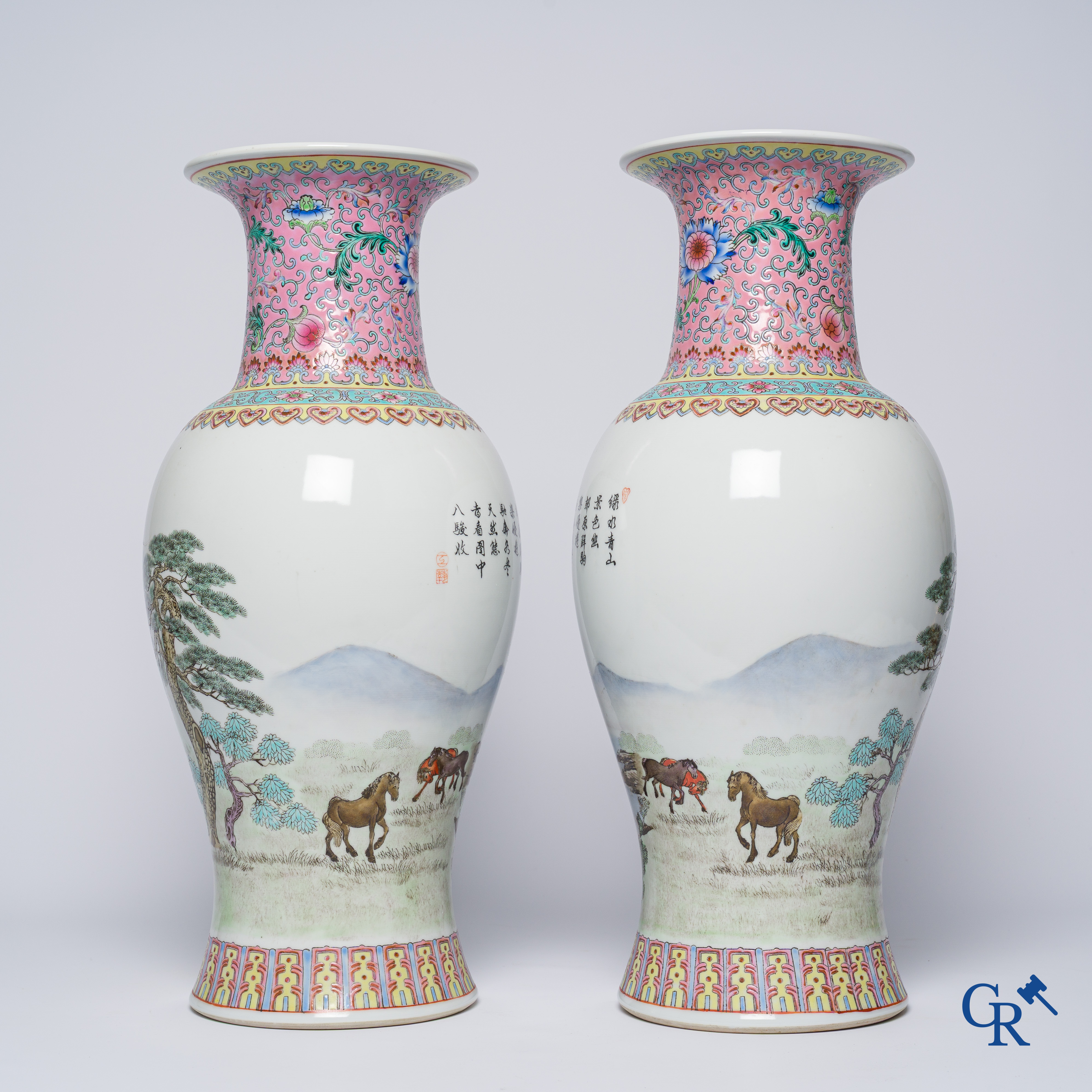 Aziatica, Chinees porselein. Een paar Chinese vazen met paarden in een landschap. 20ste eeuw.
