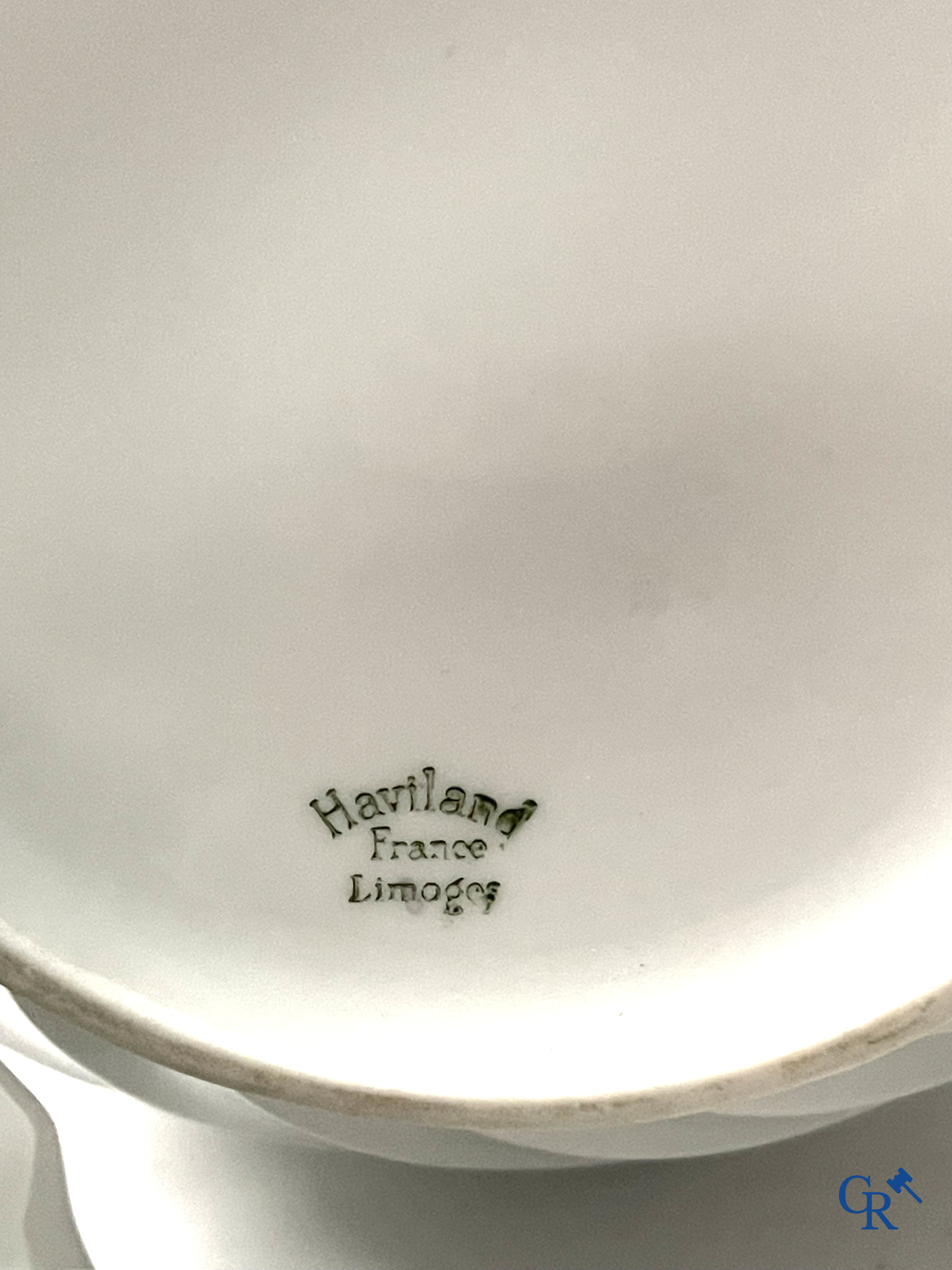 Haviland Limoges. Een uitgebreid handgeschilderd koffieservies in Frans porselein. Circa 1900.