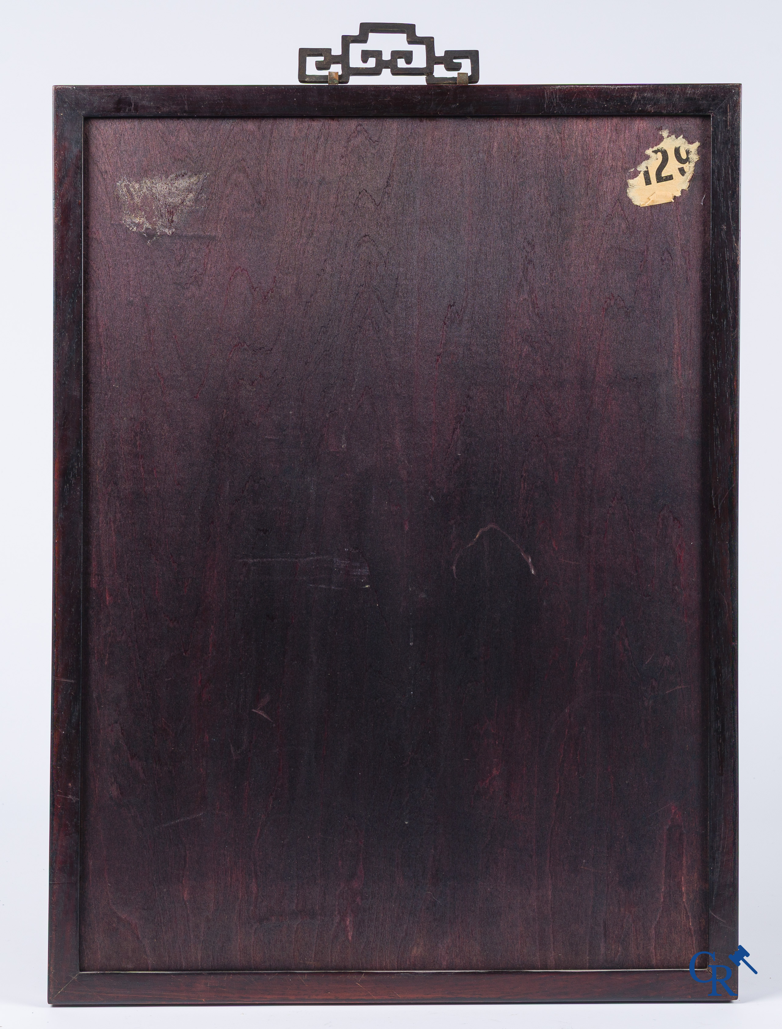 Art Asiatique, Chine. Grand plaque en porcelaine avec des oiseaux et des branches de fleurs. Marqué.