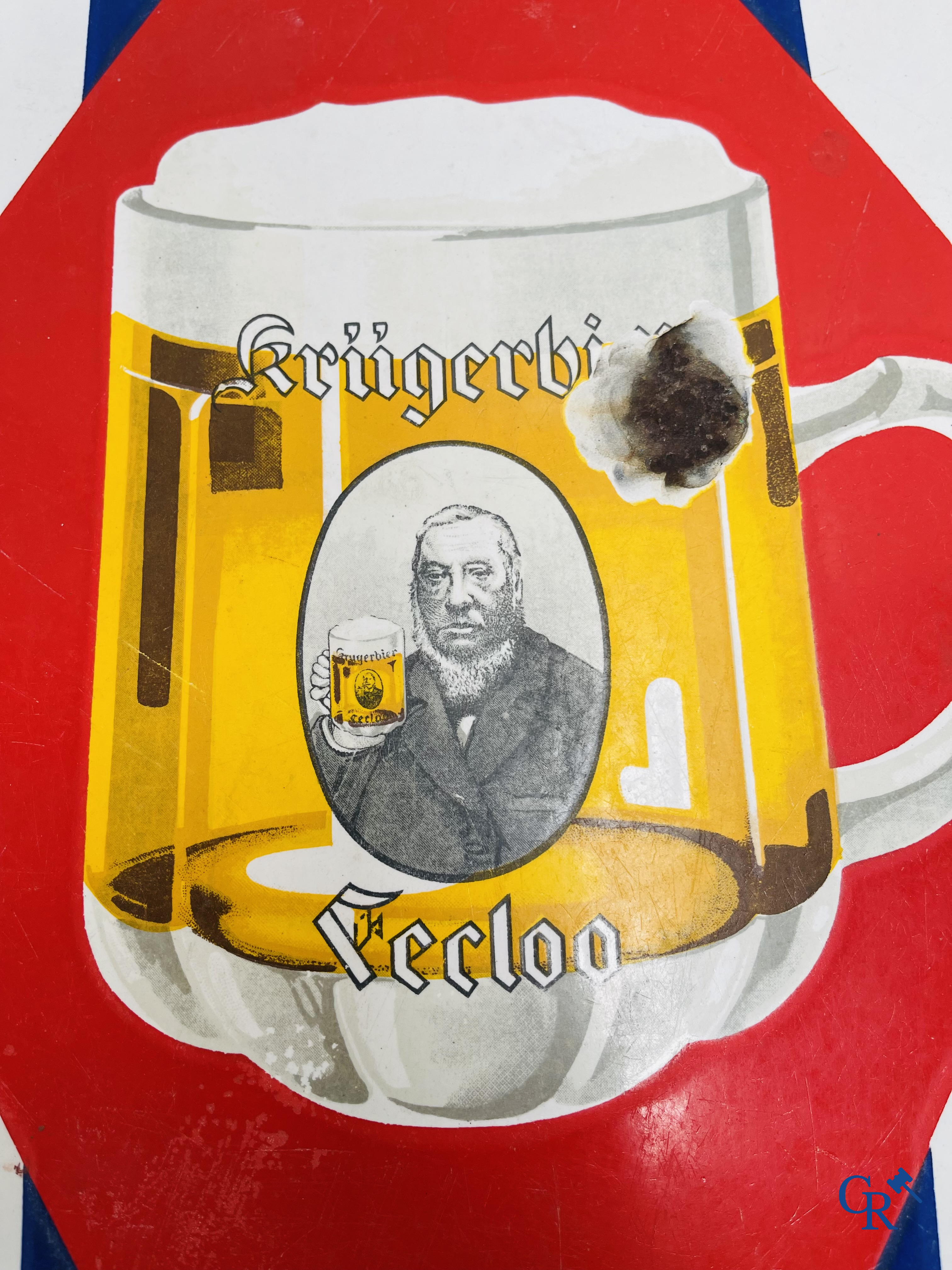 Krüger Pils Eeclo, une originale table de terrasse bistrot avec une plaque émaillée publicitaire pour la bière Krüger. Emaillerie Belge 1936.